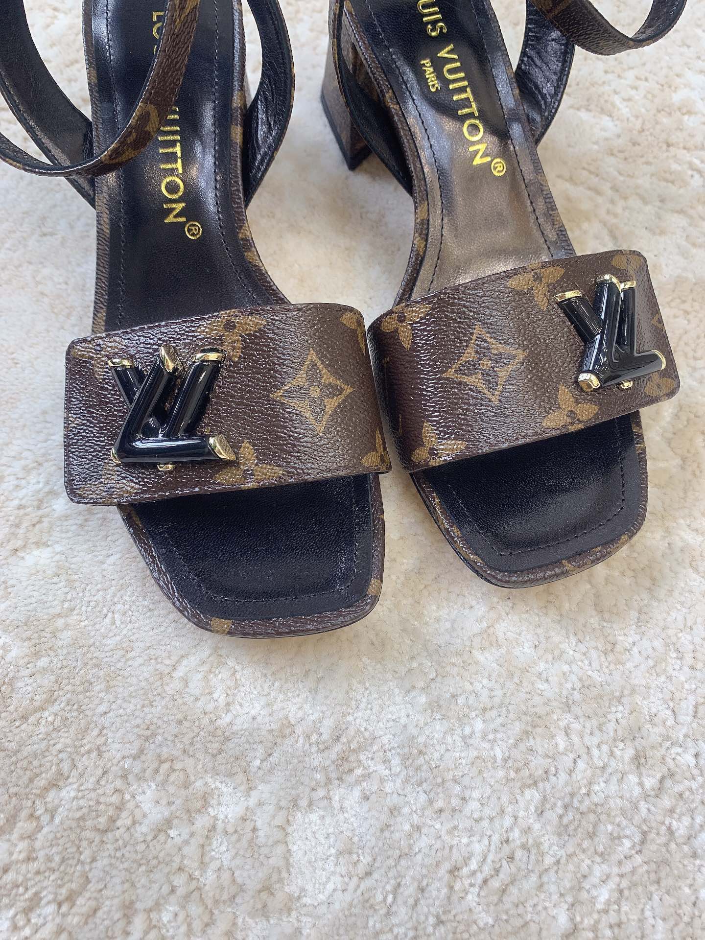 Новинка сезона весна/лето 2023 от LV - Сандалии на низком каблуке - Черный монограммный узор