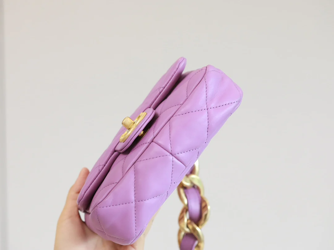 Винтажная сумка-мессенджер Chanel под мышкой - 2 шт.