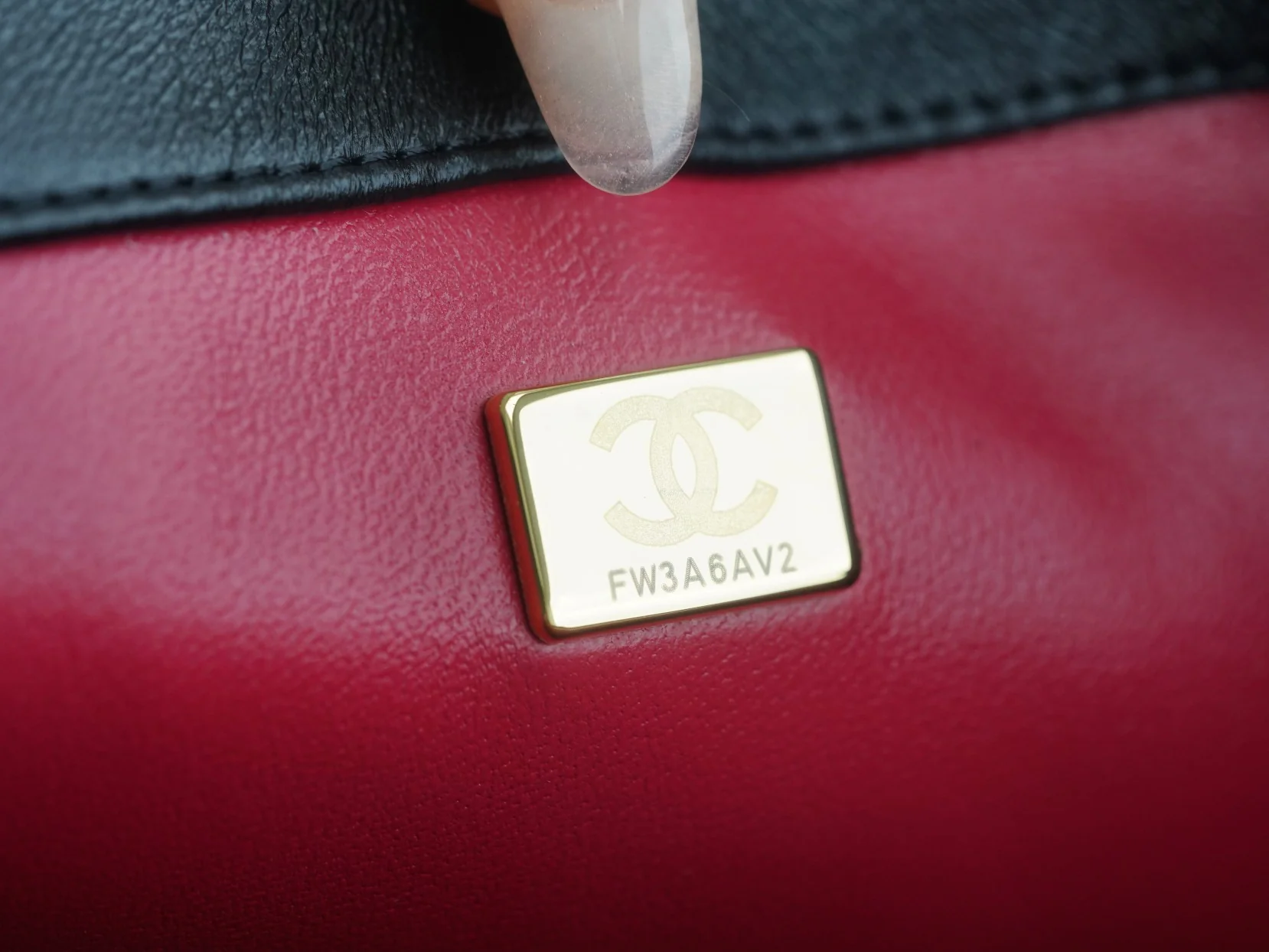 Коллекция Chanel Весна/Лето 2023 - Сумка с регулируемой пряжкой Camellia - CF Flap Bag - Черная - Маленькая