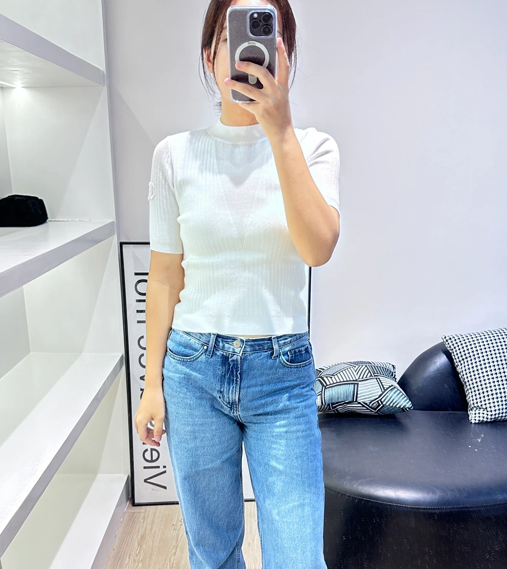 Chanel 2403 - Трехцветная трикотажная футболка с коротким рукавом и двойной вышивкой в ??виде буквы С.