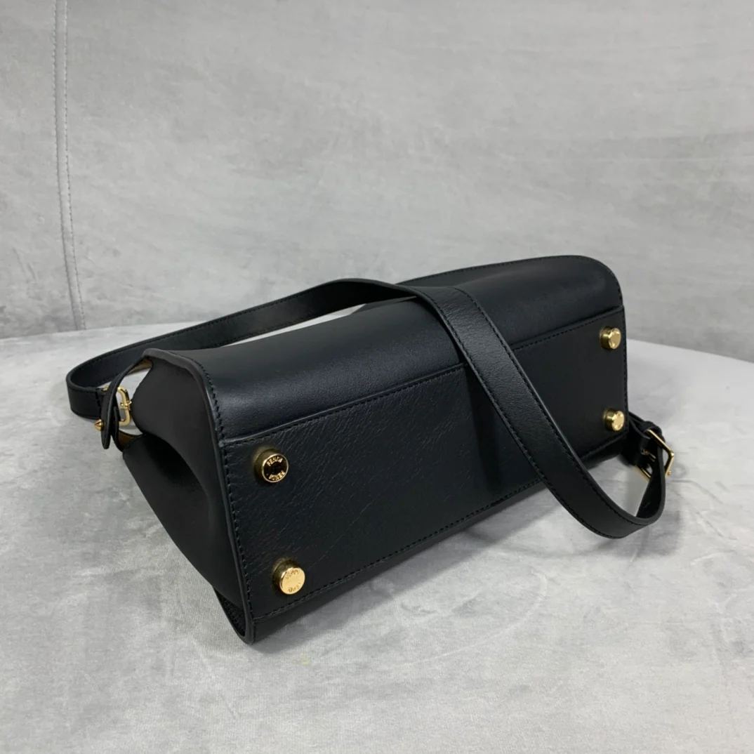 Черная кожаная сумка Fendi Peekaboo