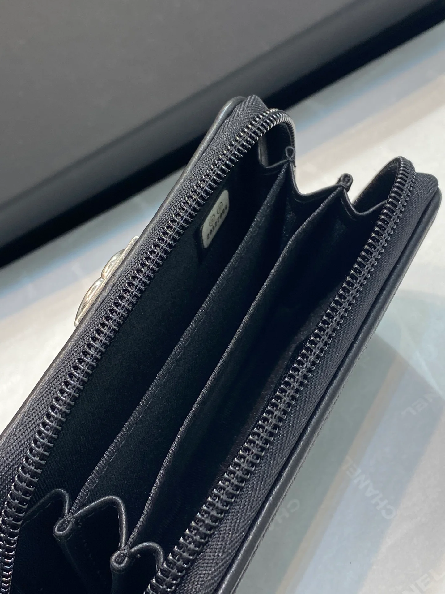 Классический кошелек для монет Chanel Le Boy на молнии - античное серебро