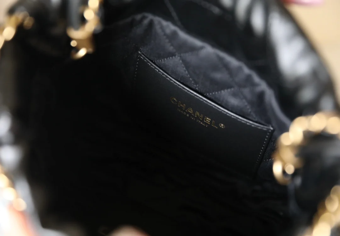 Мини-сумочка Chanel 22 – черная с золотой фурнитурой.