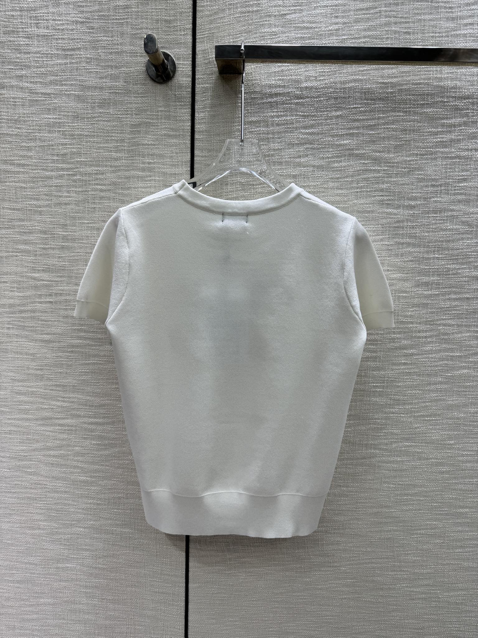 Футболка Chanel 2403 с вышитыми трикотажными рукавами, короткая, белая.