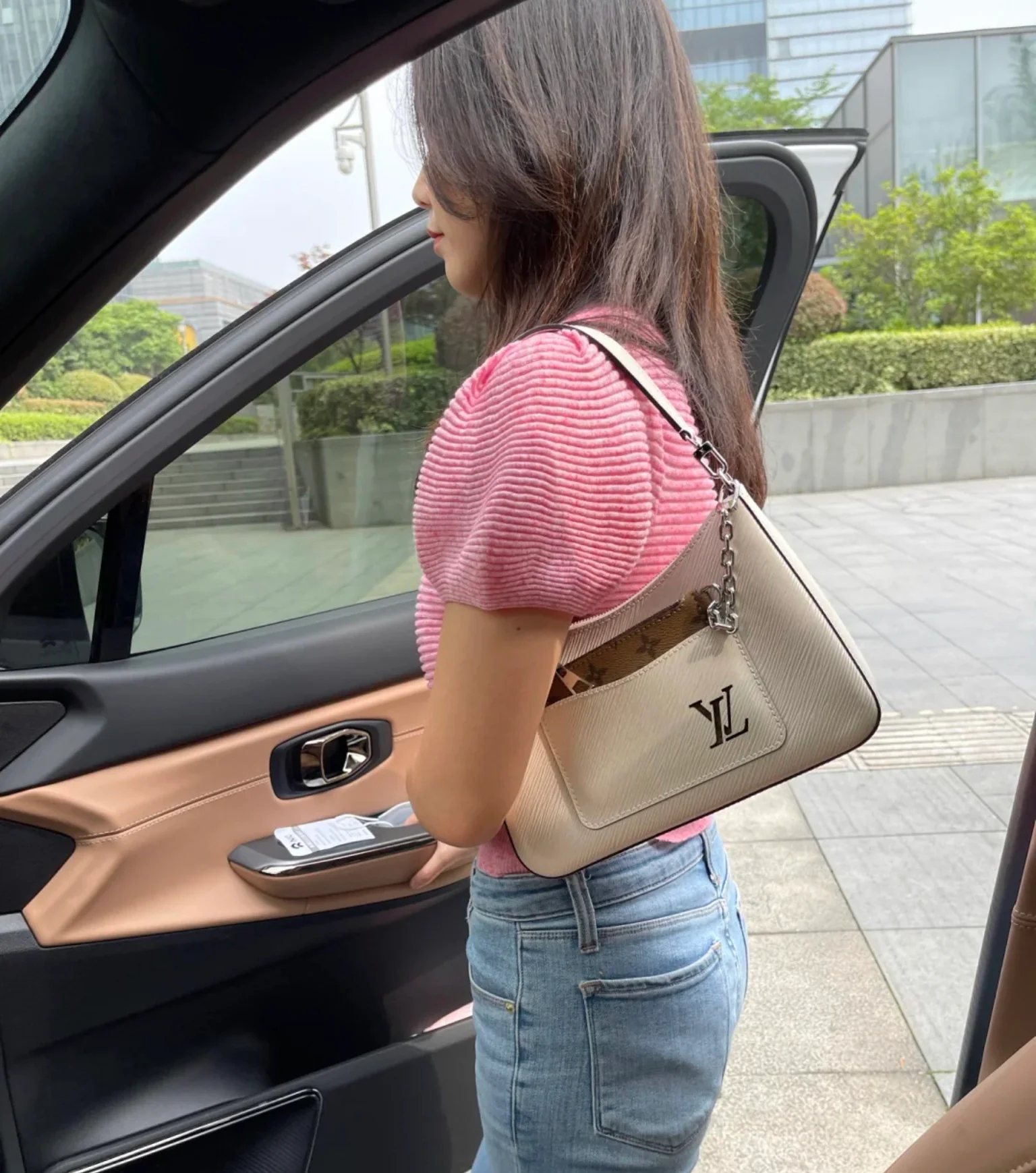 m80688-LV-marelle-handbag-white-on-body photo