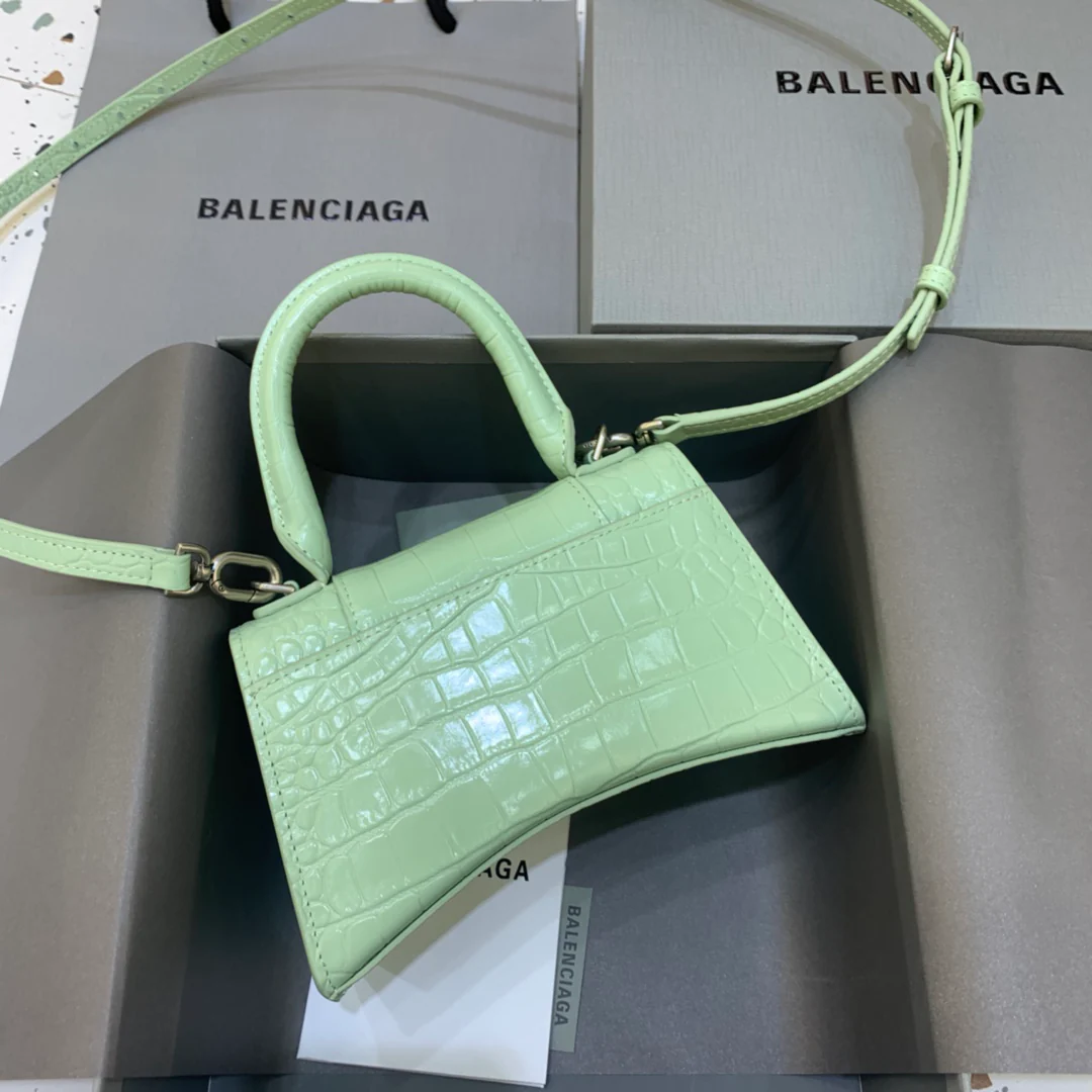 Сумка Balenciaga Hourglass, размер XS, мятно-зеленый цвет, с крокодиловым принтом.