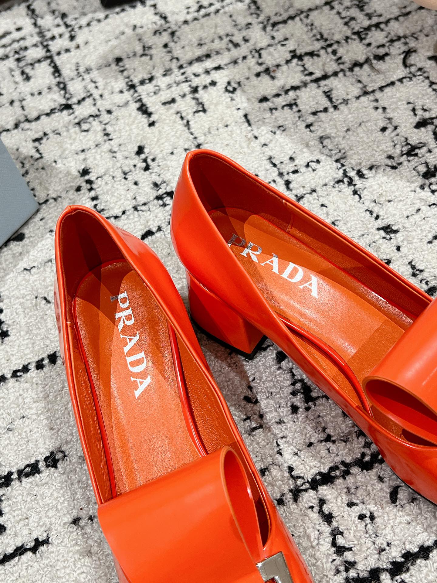 Туфли-мэри-джейн на массивном каблуке Prada 2024 года - оранжевые.