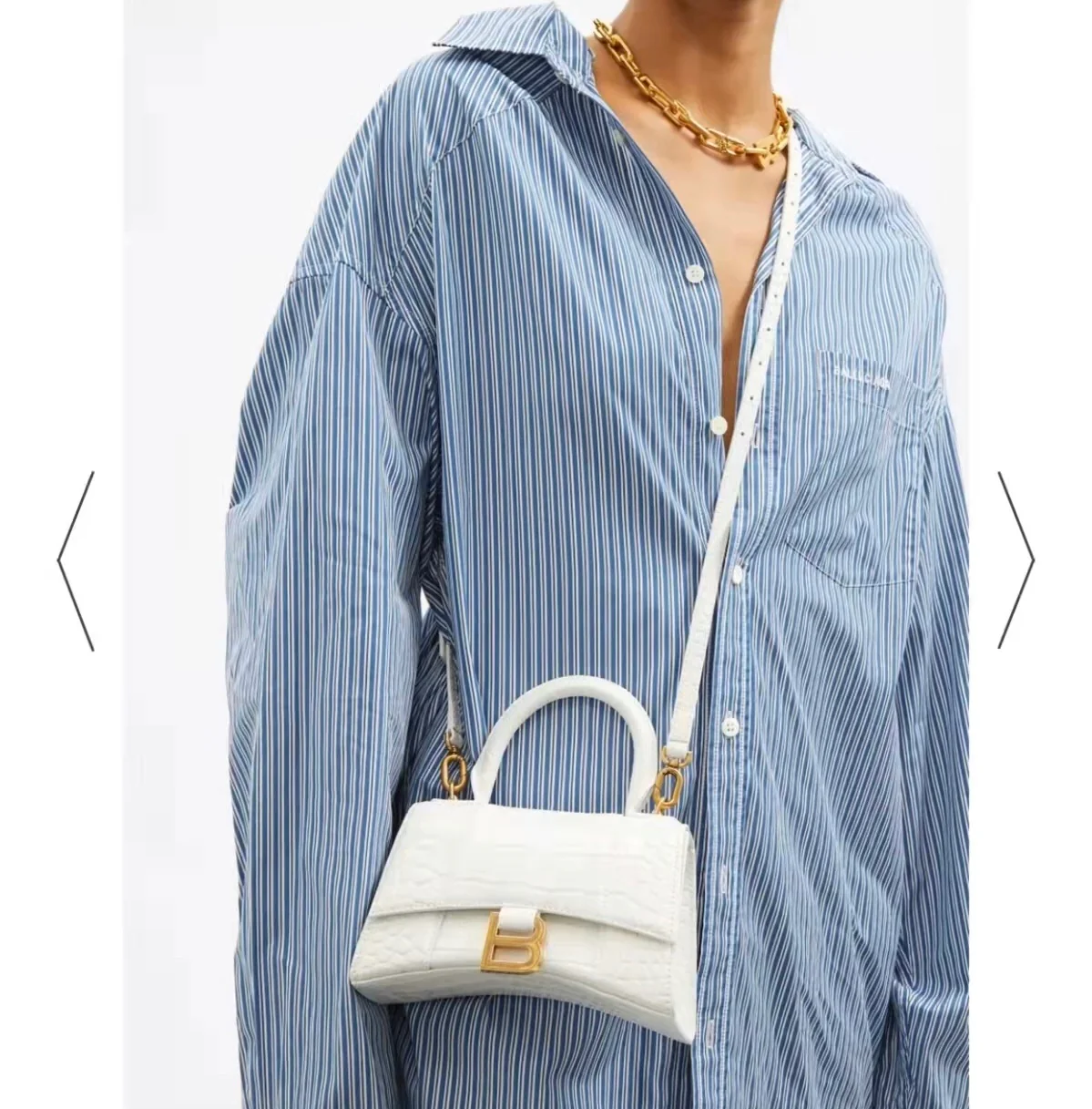 Сумка Balenciaga Hourglass - белая с крокодиловым принтом и золотой пряжкой.