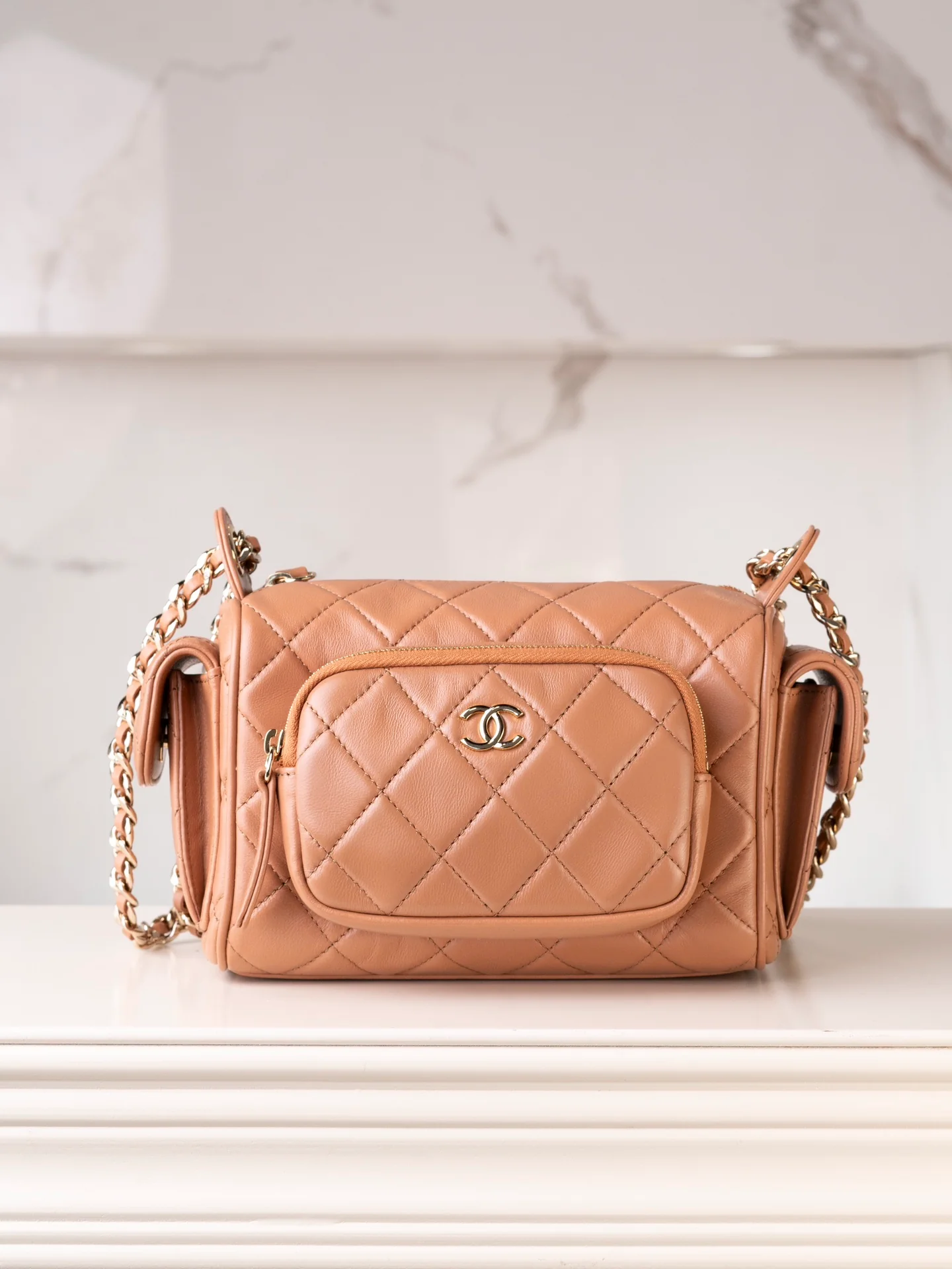 Маленькая многофункциональная сумка для фотоаппарата Chanel из 24-каратного золота — цвет молочного чая.