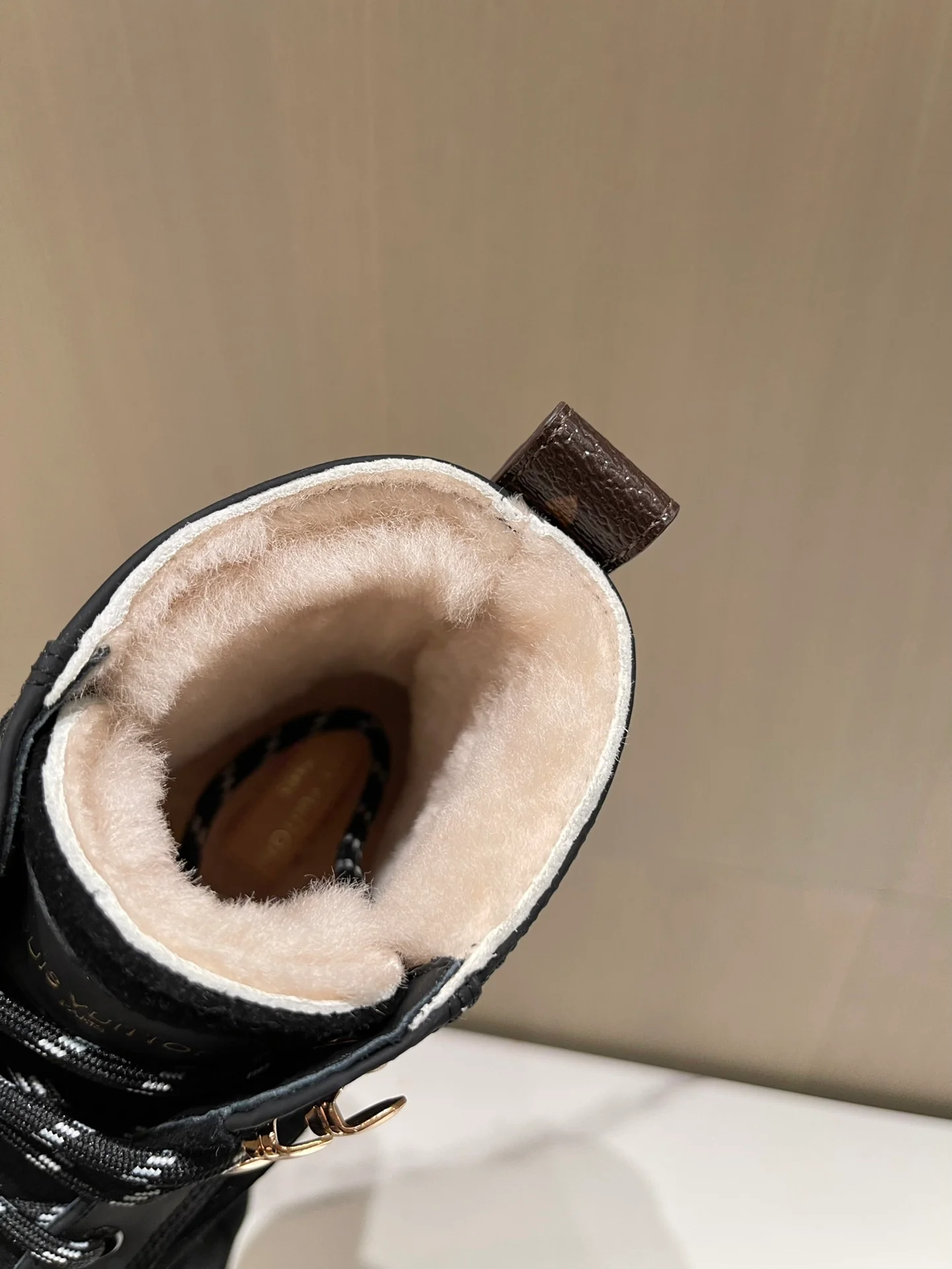 Серия LV-squad - высокие кроссовки из шерсти