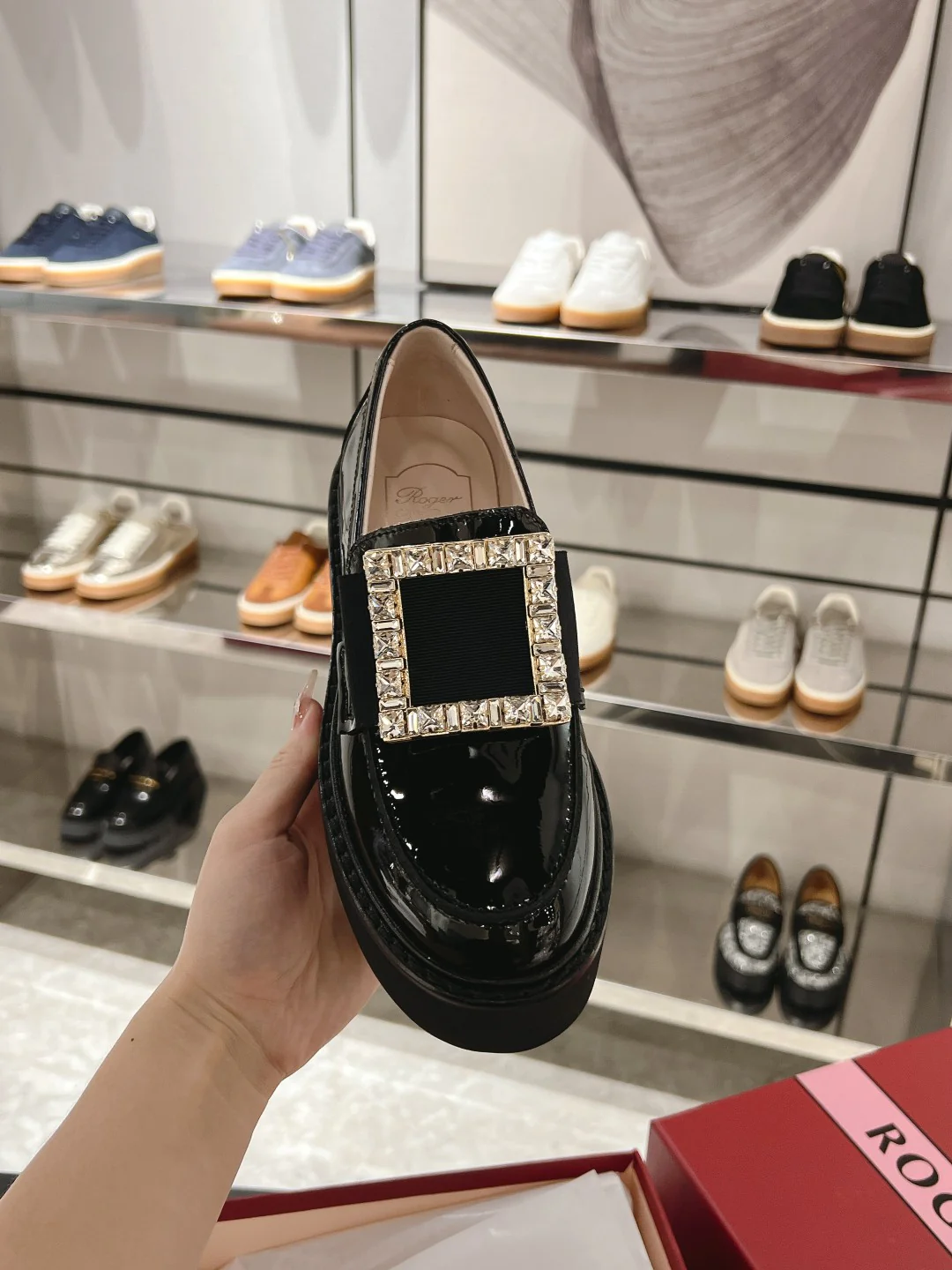 Лоферы RV-2024 с пряжкой и стразами - черные