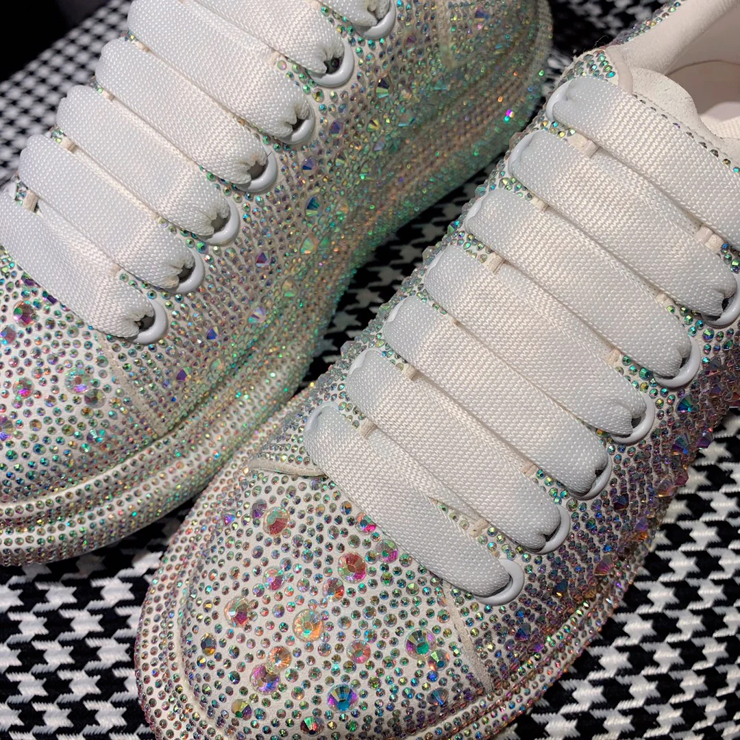 Классические белые кроссовки McQueen — серебристые с крупными бриллиантами