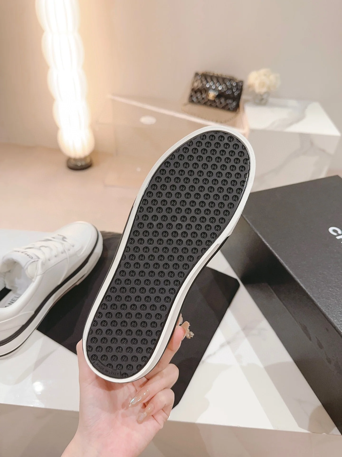 Новинка сезона ?Начало осени? от Chanel — повседневные туфли на платформе.