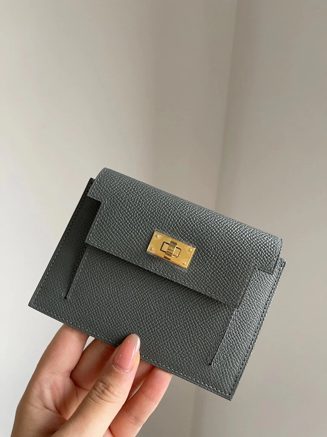 Карманный держатель для карт Hermes Kelly Epsom 63 — миндально-зеленый — золотая фурнитура