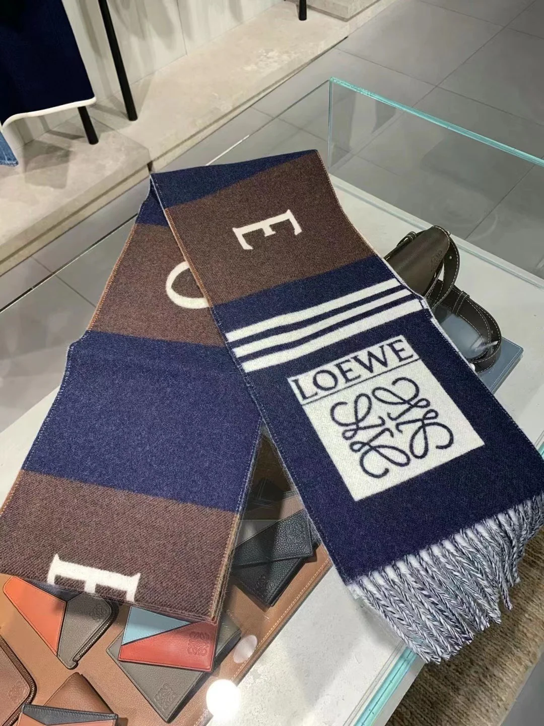 Loewe — Эта модель была изготовлена ??на заказ для витрины бутика в Барселоне.