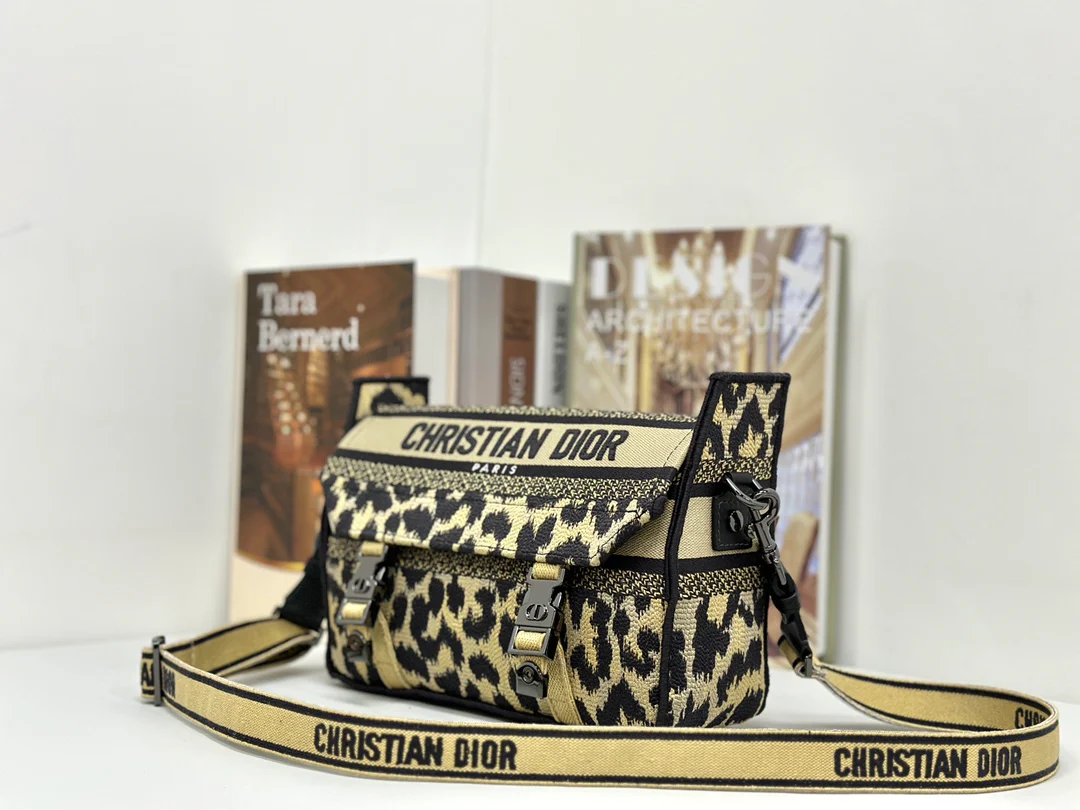 Маленькая сумка через плечо Dior Camp с леопардовым принтом.