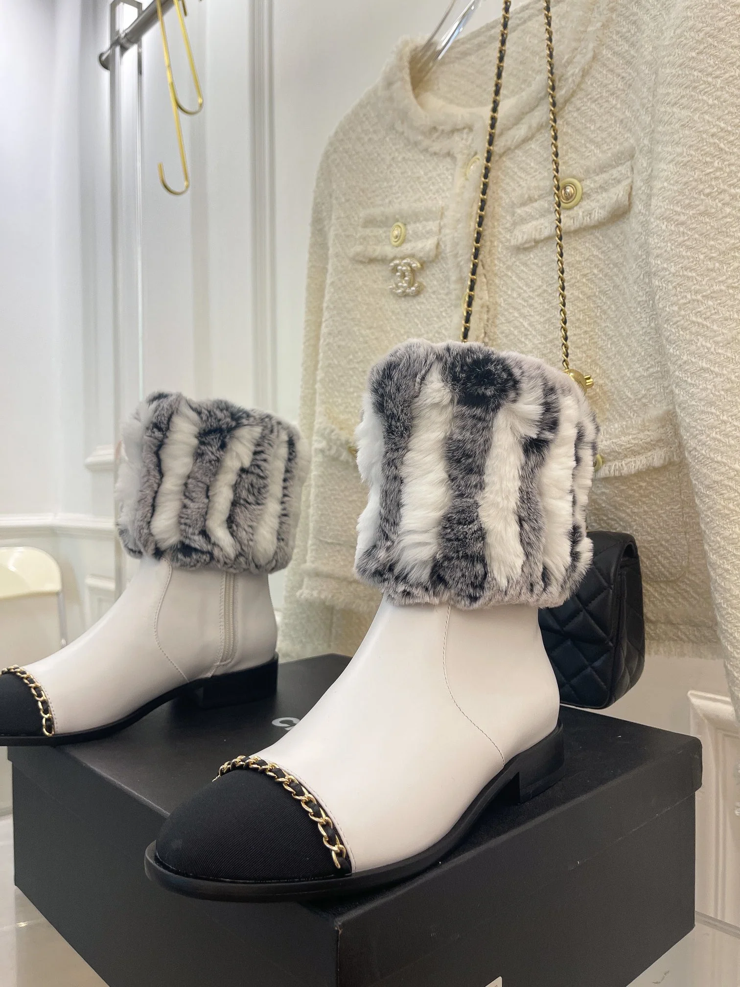 Новинка весны 2022 года от Chanel - меховые ботильоны - белые.