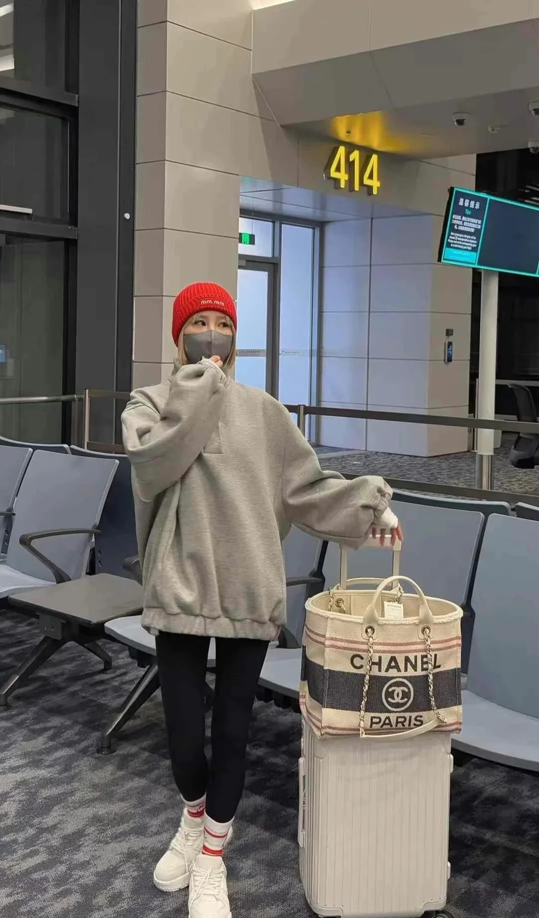 Пляжная сумка Chanel 25c, косметичка, красно-синяя.