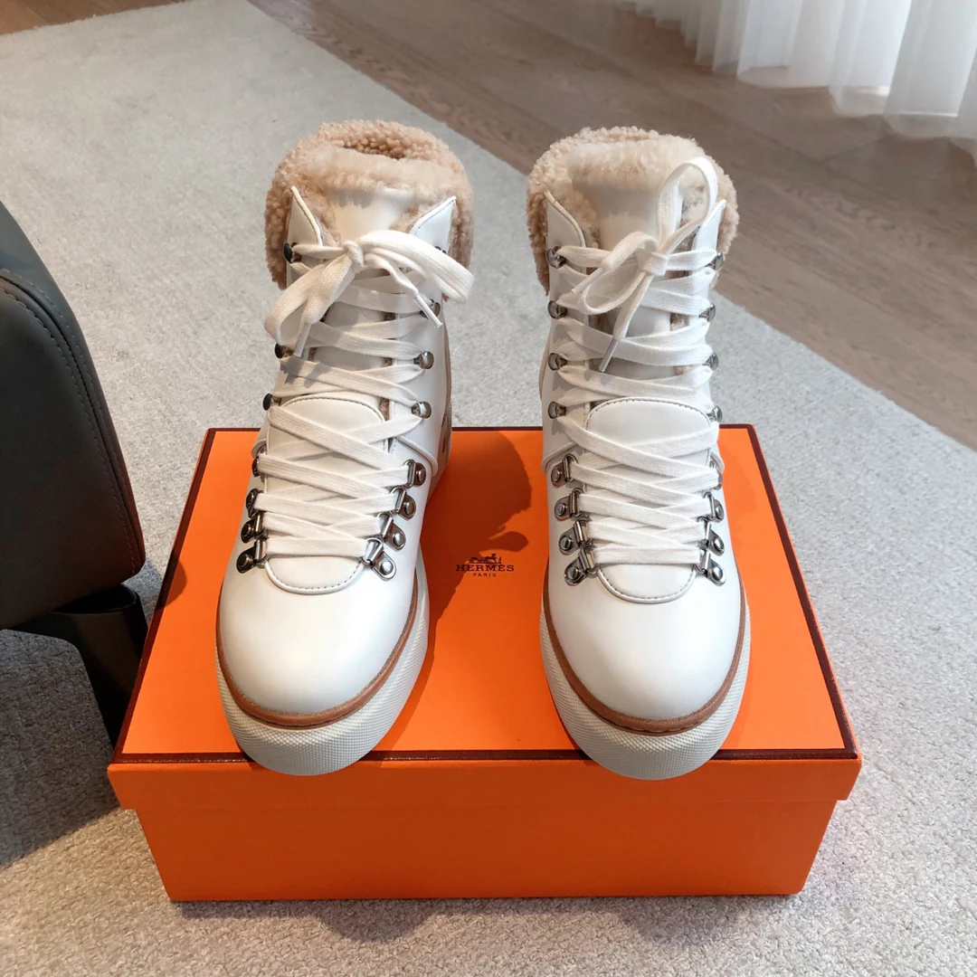 Новинка сезона осень/зима 2023 от Hermes - сандалии Chyprès с меховой отделкой - белые.