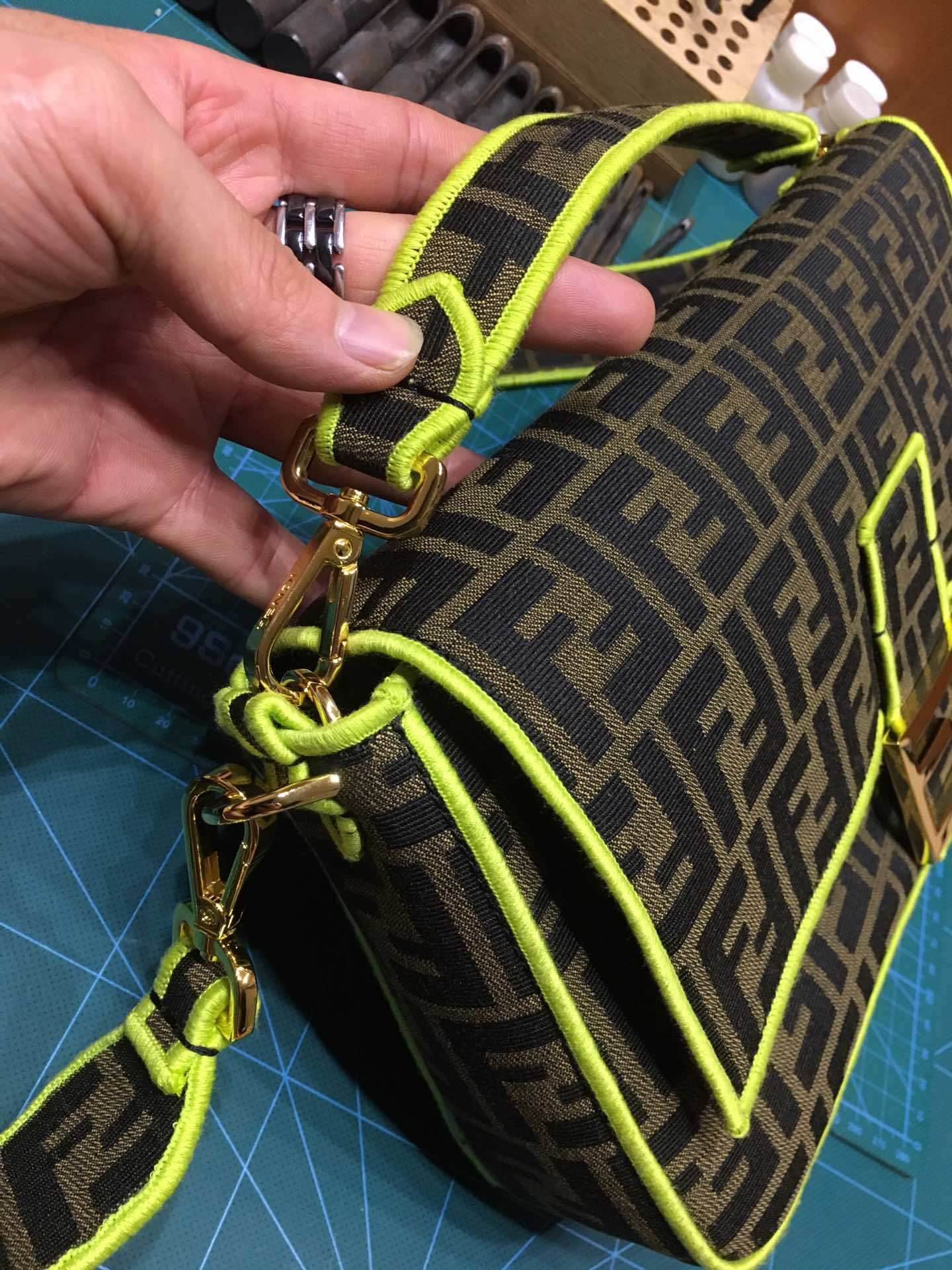 Сумка-багет Fendi Baguette — желтая сумка-багет средней длины с монограммой.