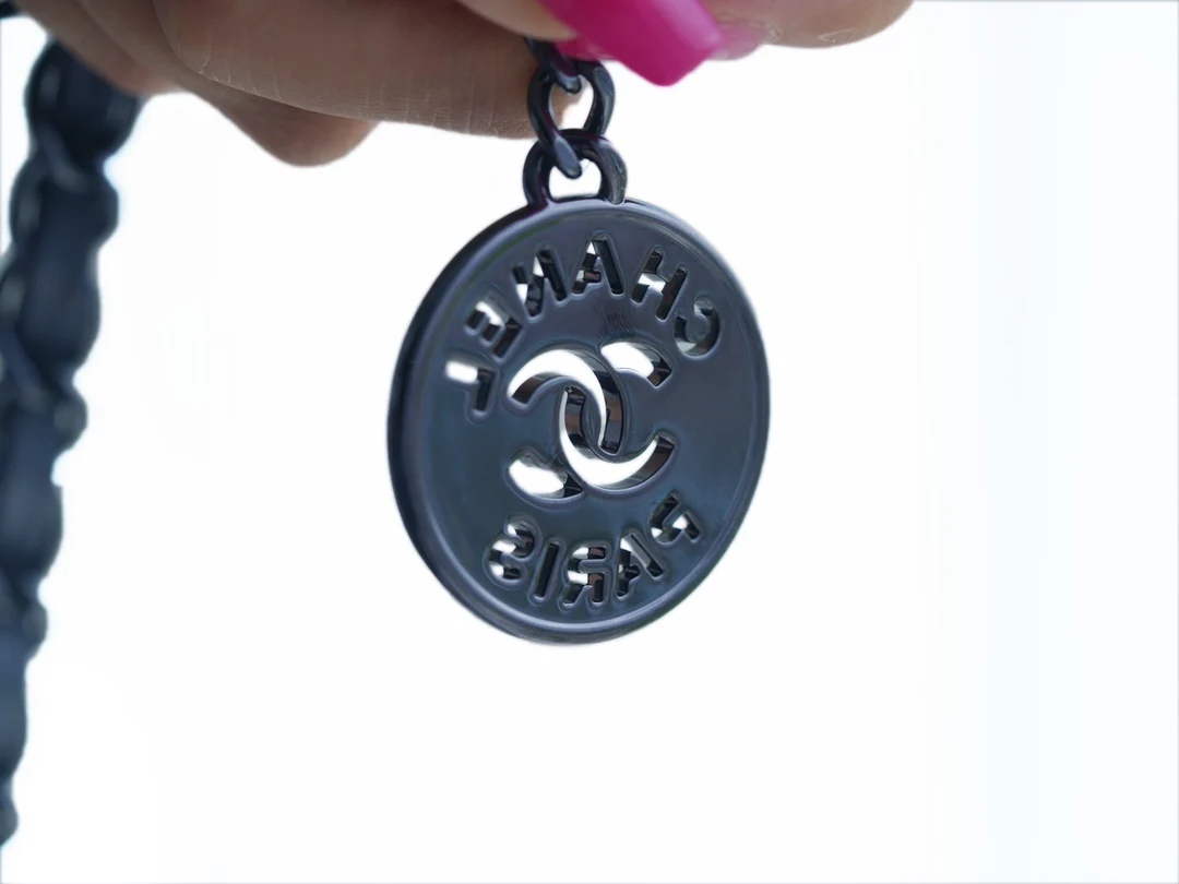 Сумка Chanel 22 - маленькая, металлизированная, синяя.