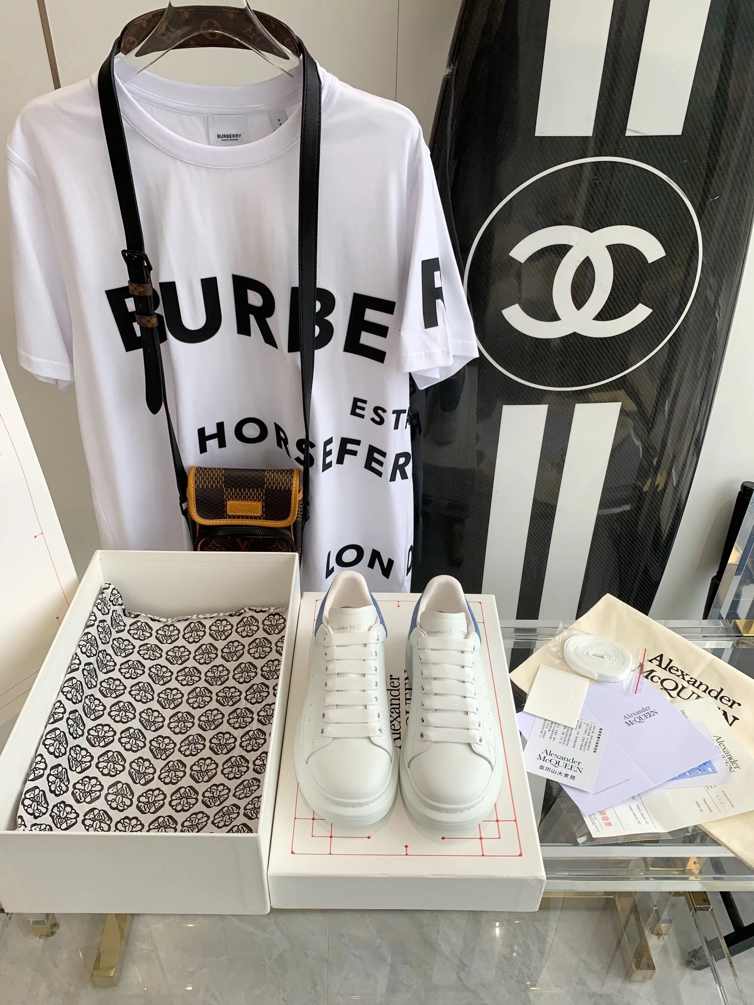 Классические белые кроссовки McQueen - синяя задняя часть - 1