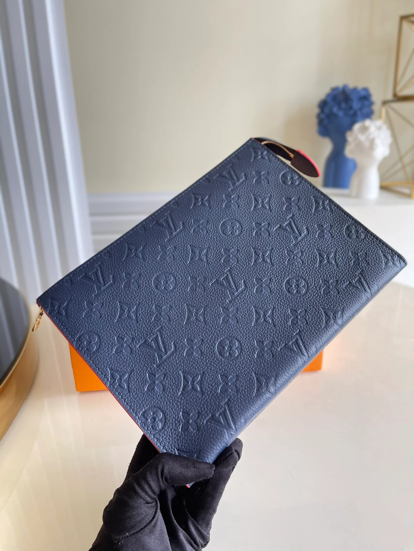 lv-m45665 Клатч темно-синего цвета с тиснением