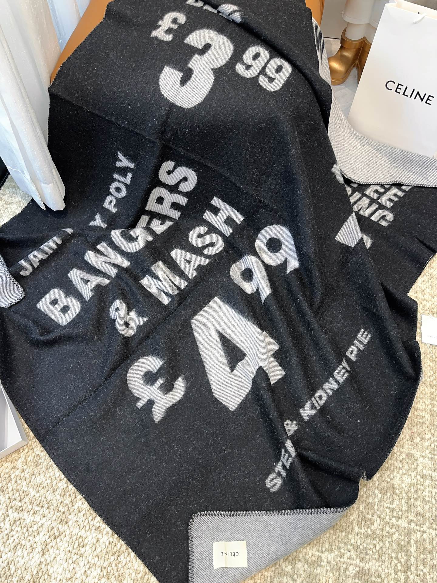 Плед-шаль Celine 2024 в форме текста