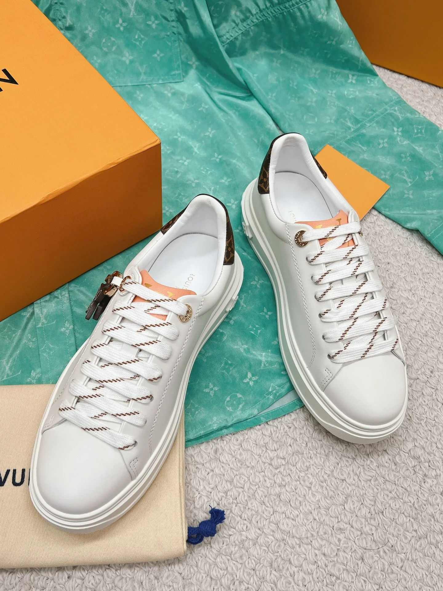 LV-Vuitton-Yayoi Kusama-Classic White Sneakers-Embosed White