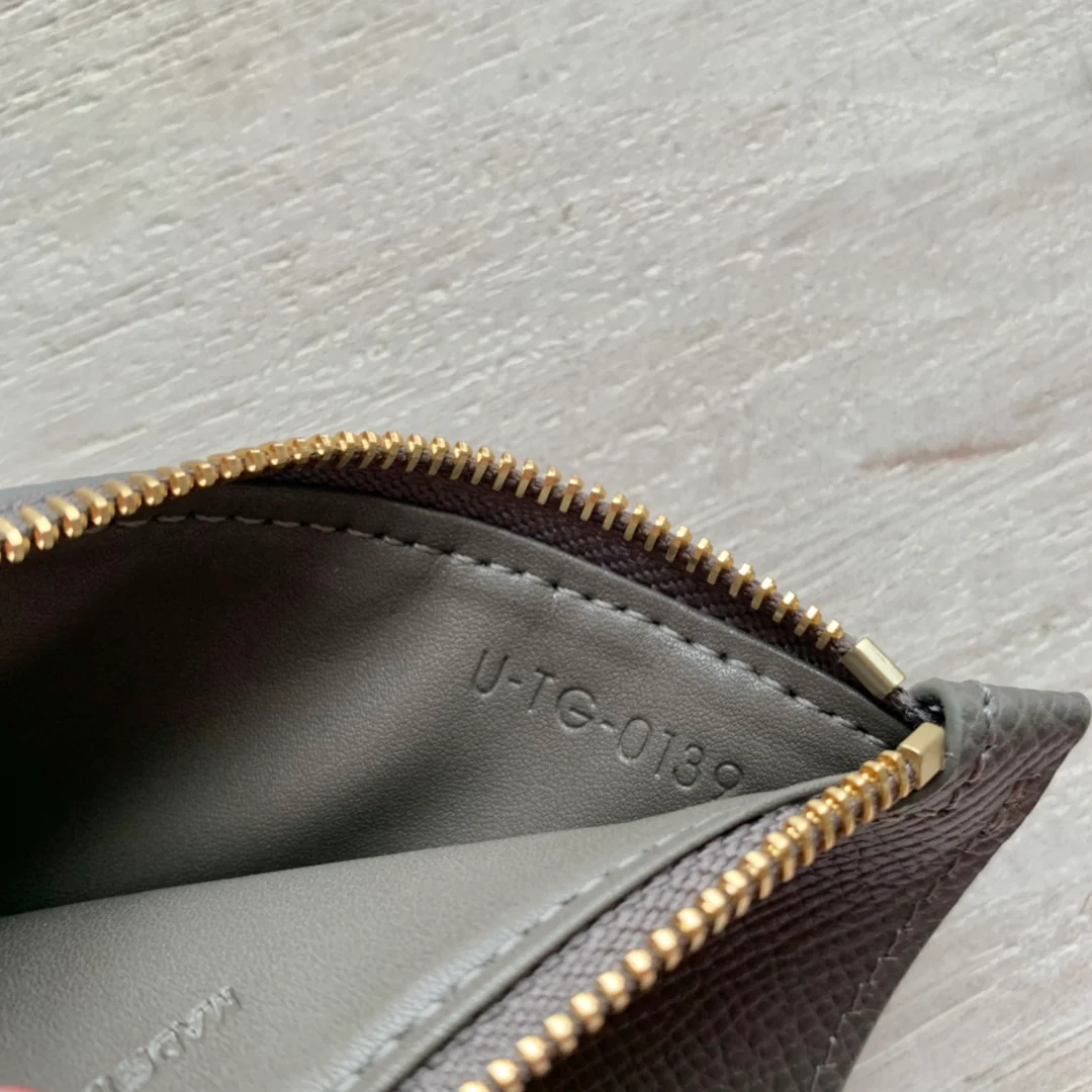 Кардхолдер Celine из зернистой телячьей кожи с застежкой-молнией — темно-серый.