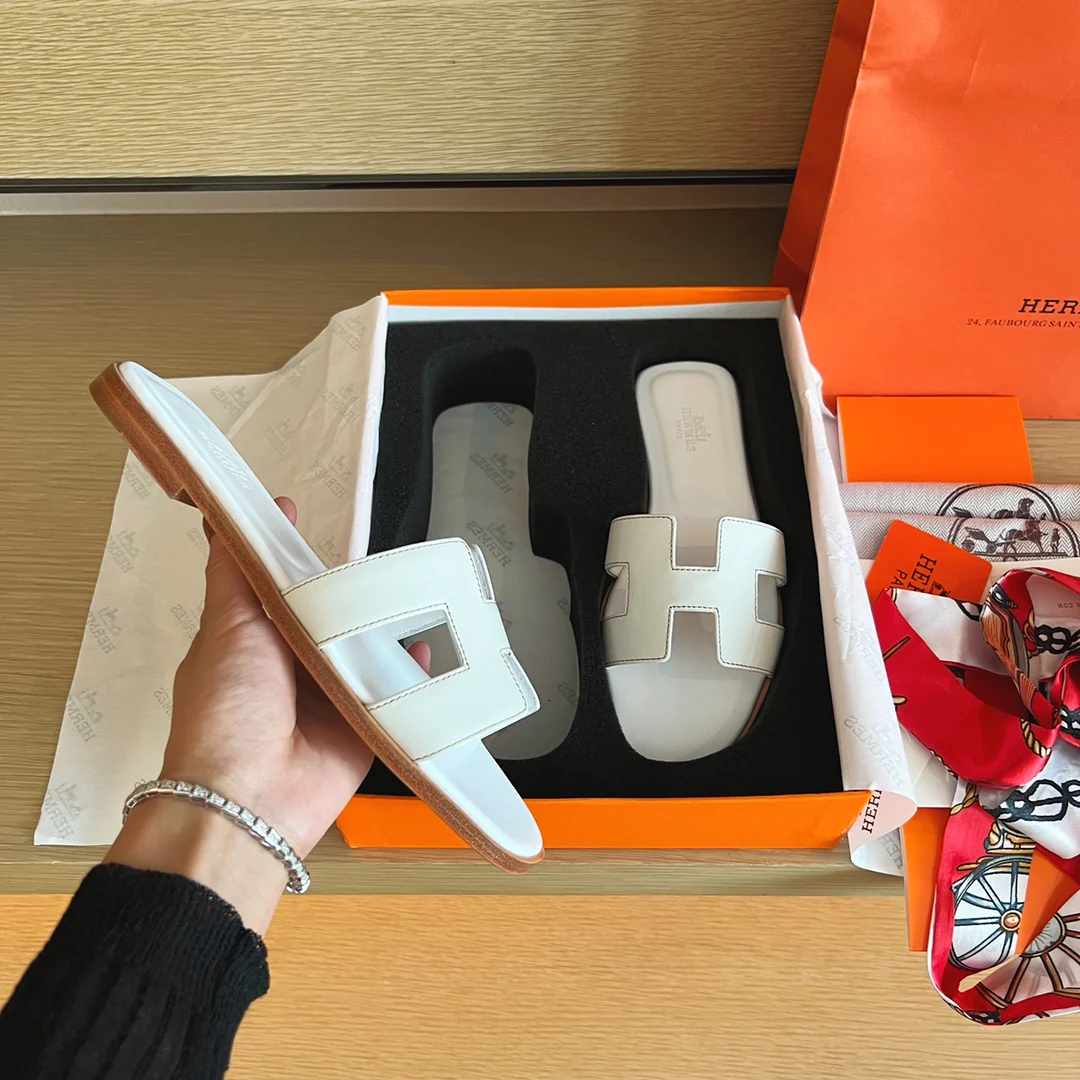 Сандалии Hermes на плоской подошве - верх из однотонной кожи - подошва, полностью закрывающая стопу - 2