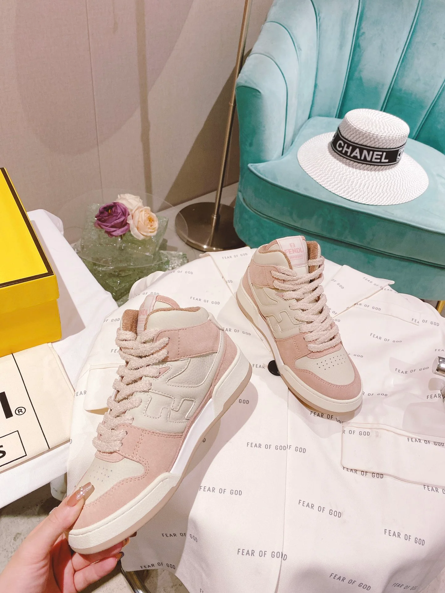 Новинки осенне-зимней коллекции Fendi 2022 — Повседневные кроссовки — Парный стиль — Розовые