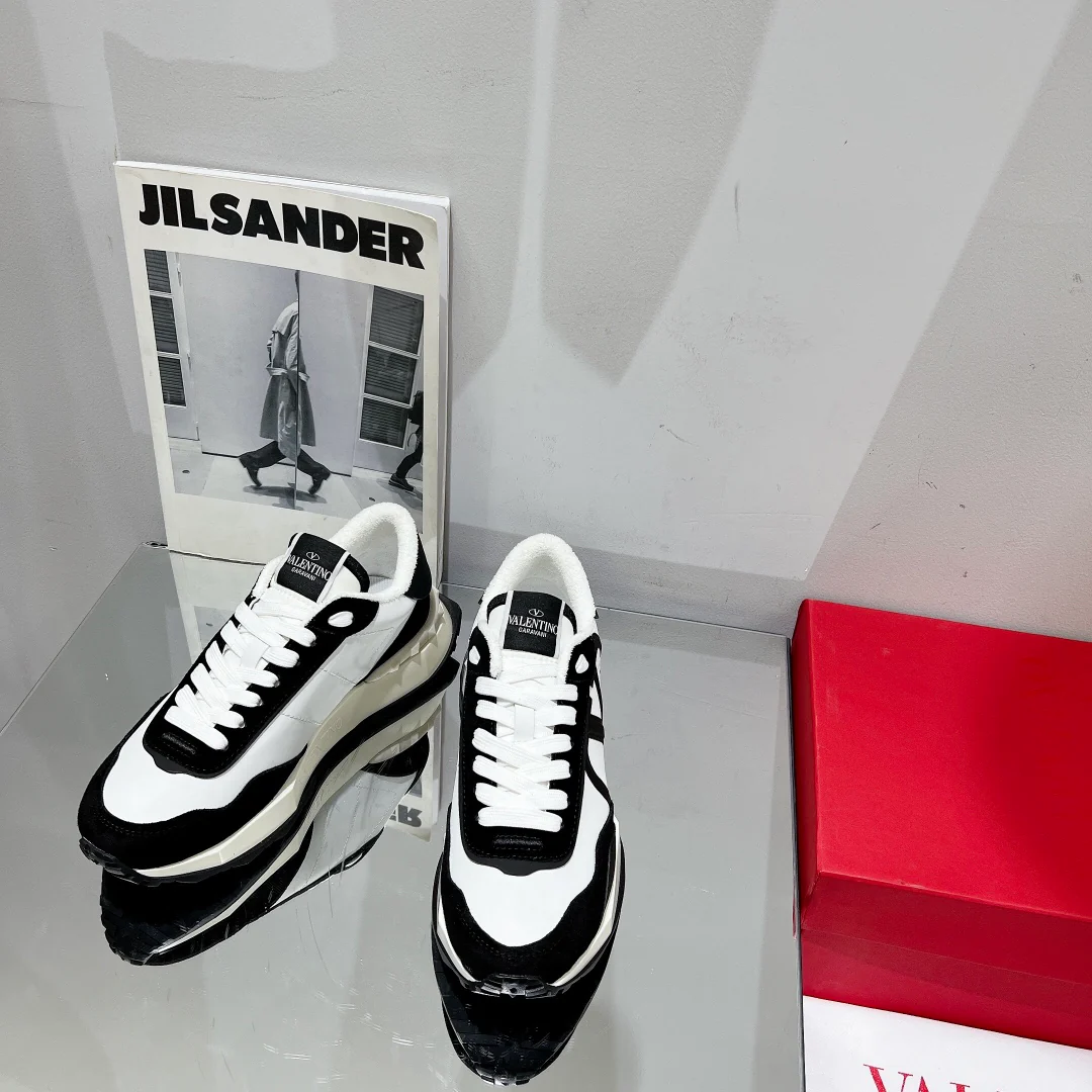 Новинка сезона весна/лето 2022 от Valentino - Кроссовки из шелковой кожи - Унисекс - Черные