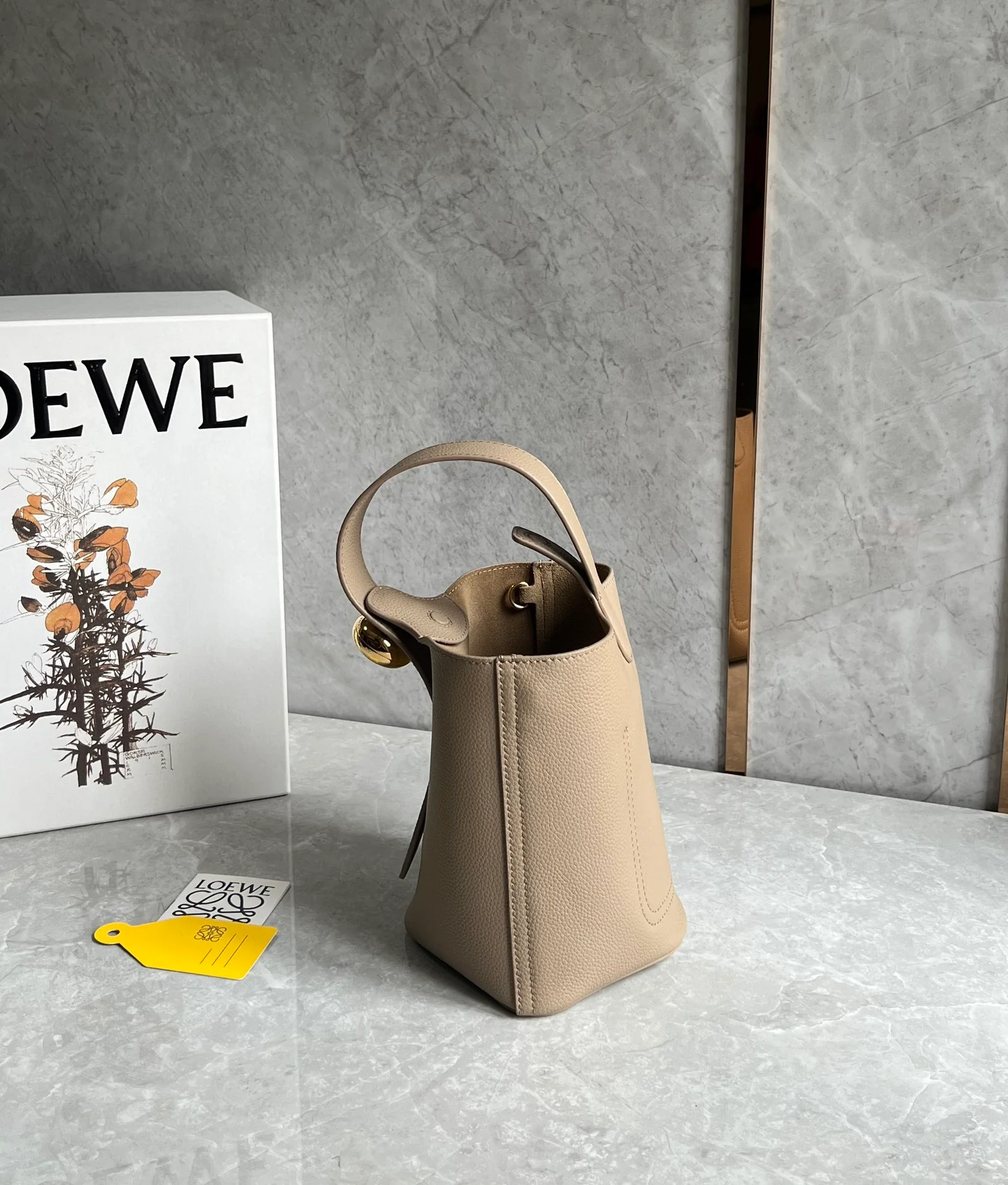 Сумка-ведро Loewe Pebble Bucket Mini Bucket Bag - светло-коричневая.