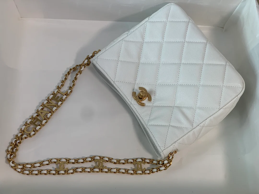 Коллекция Chanel Весна/Лето 2022 - Сумка-хобо Golden Globe - Маленькая - 2 шт.