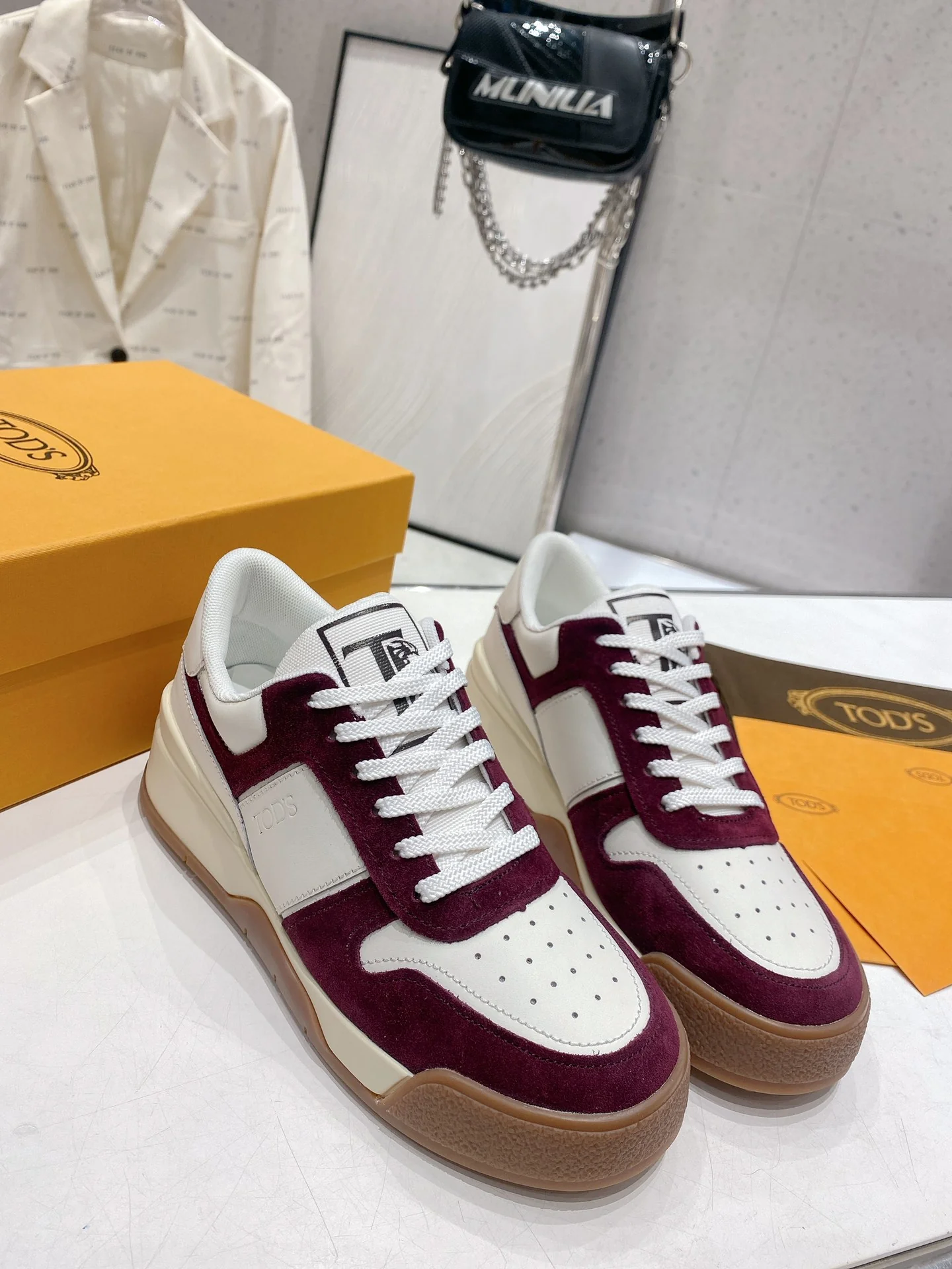 Весенняя коллекция Tods 2023 — Повседневная обувь — Парная модель — Коричневая подошва с бордовой отделкой