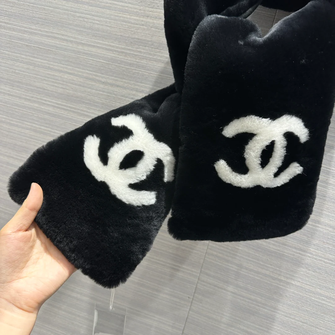 Новый шарф Chanel Double C из коллекции осень/зима 2023 — черный.