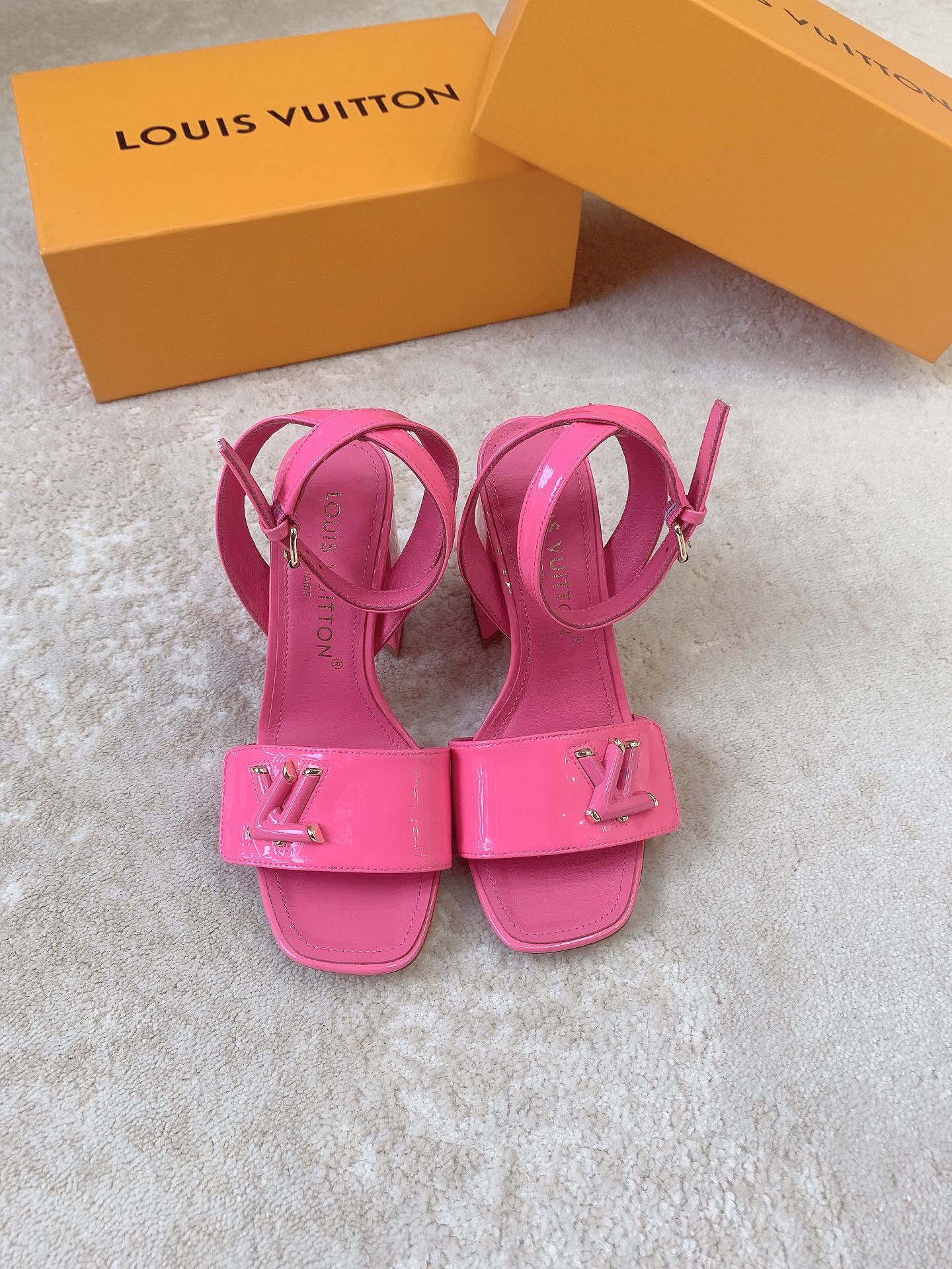 Новинка сезона весна/лето 2023 от LV - Босоножки на высоком каблуке - Ярко-розовые