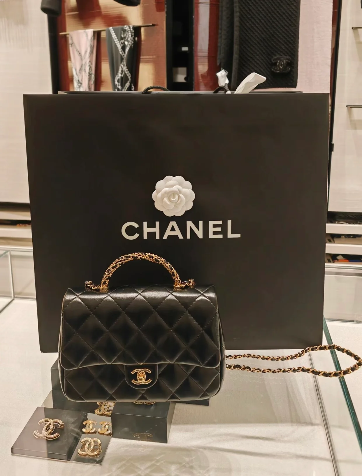 Большая черная сумка Chanel с клапаном и поворотной ручкой.