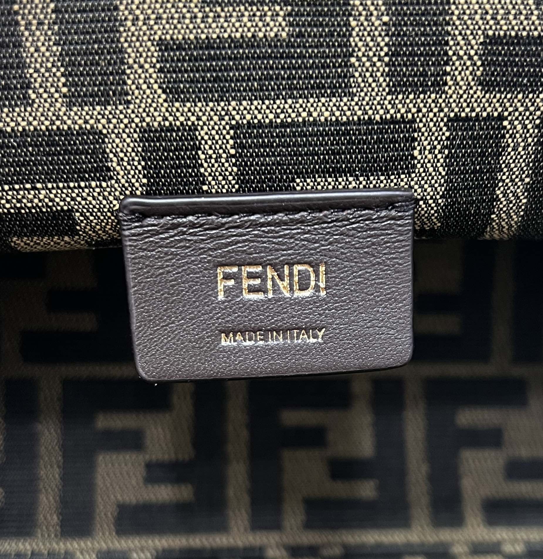 Маленькая красная кожаная сумочка Fendi-first
