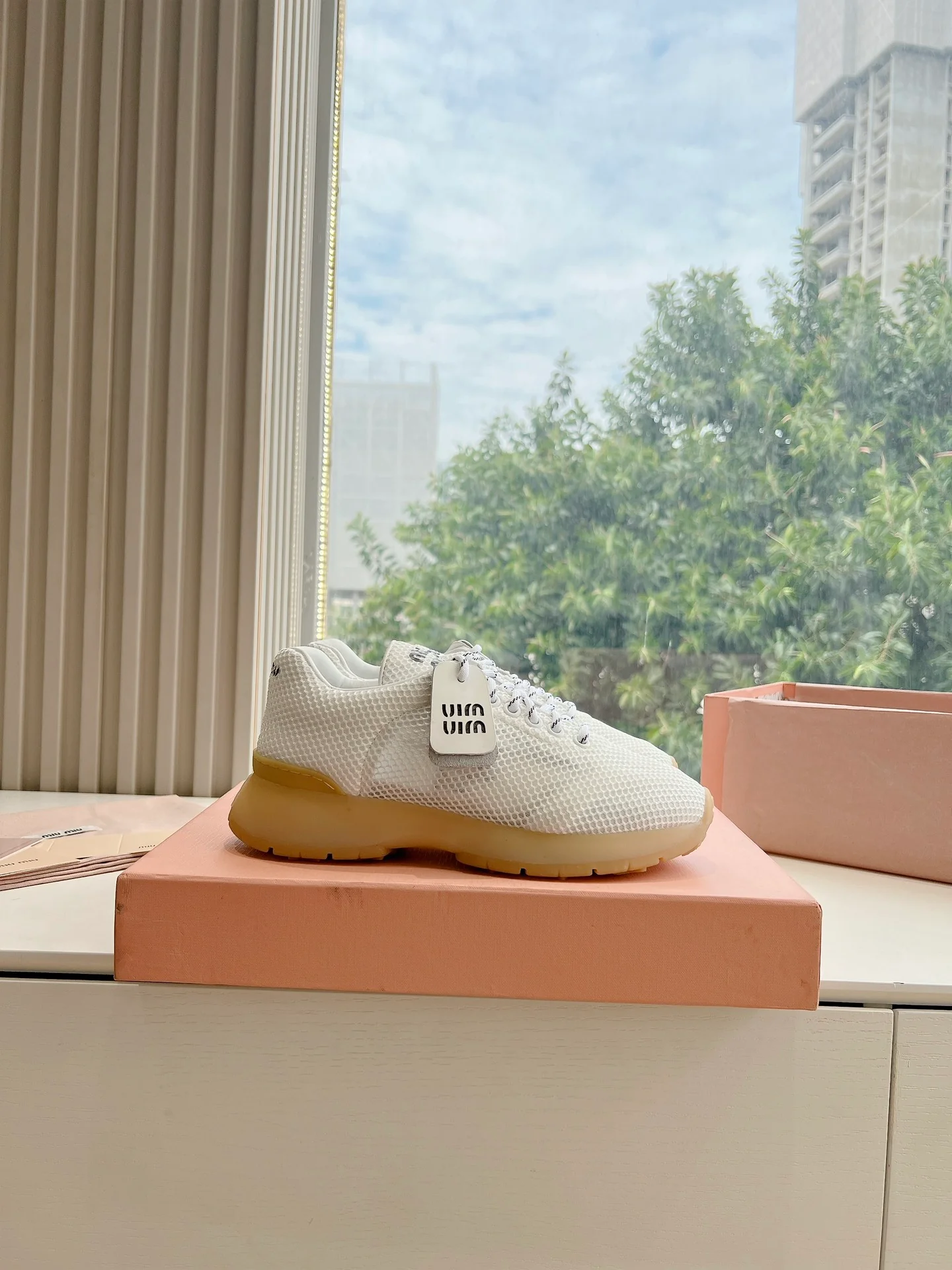 Дышащие повседневные туфли Miu Miu 2024 - белые