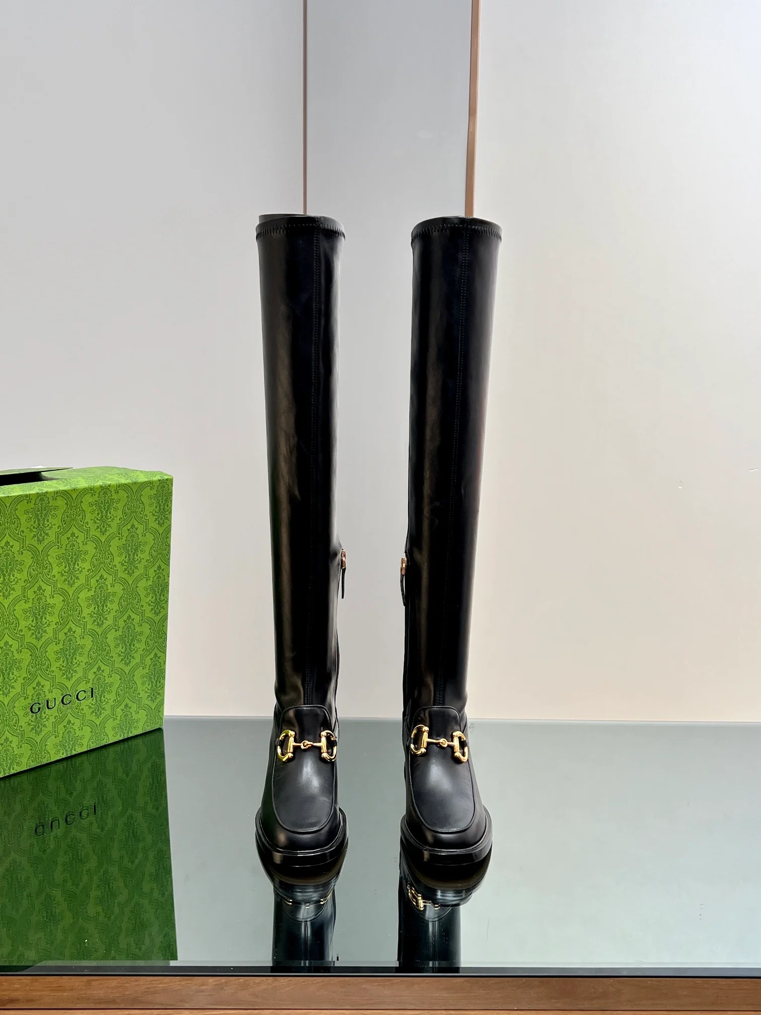 Новинка начала осени 2023 года от Gucci — Эластичные ботфорты с пряжкой ?Конская уздечка? — Черные