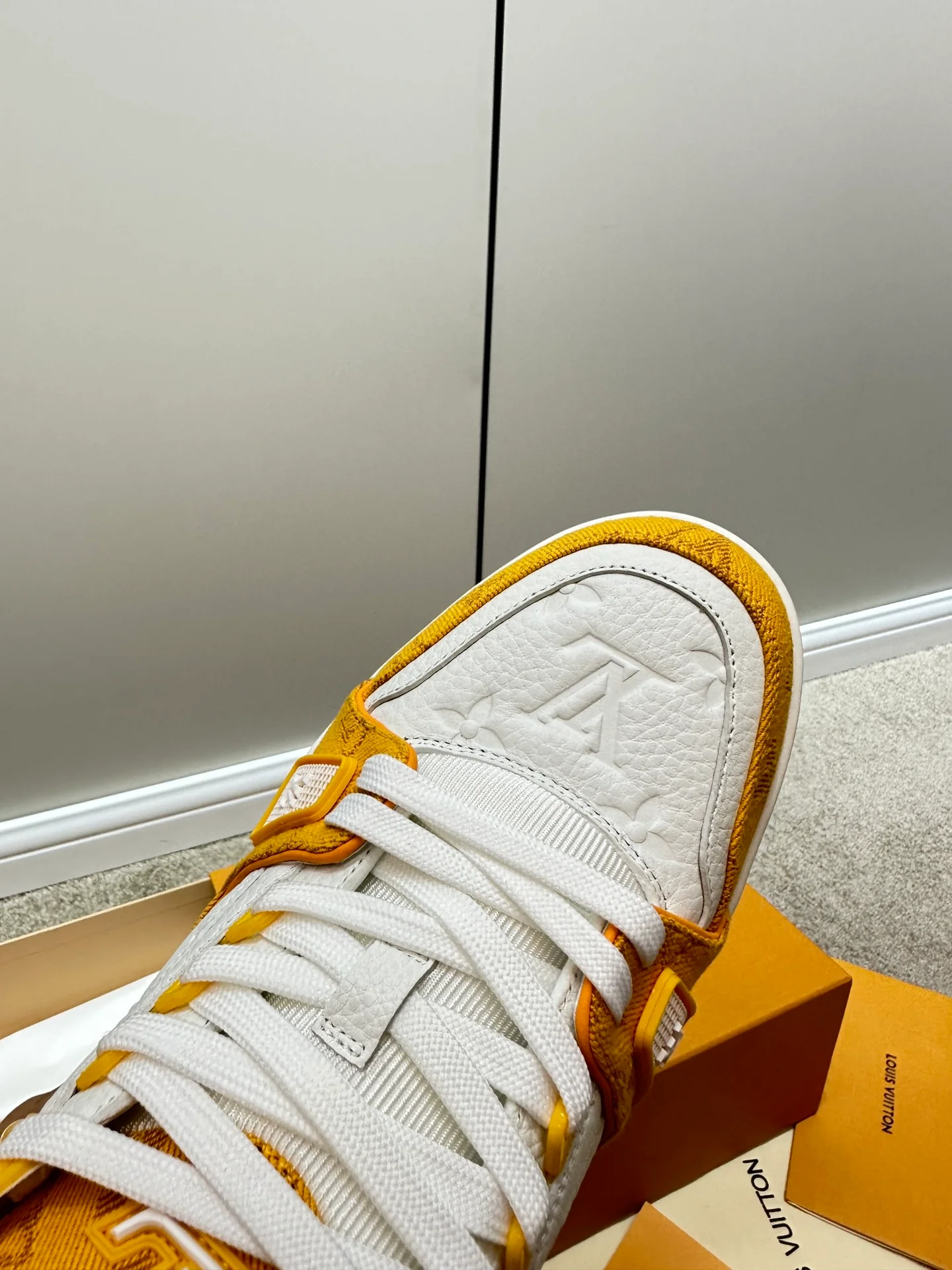 Кроссовки LV Trainer - белые и желтые