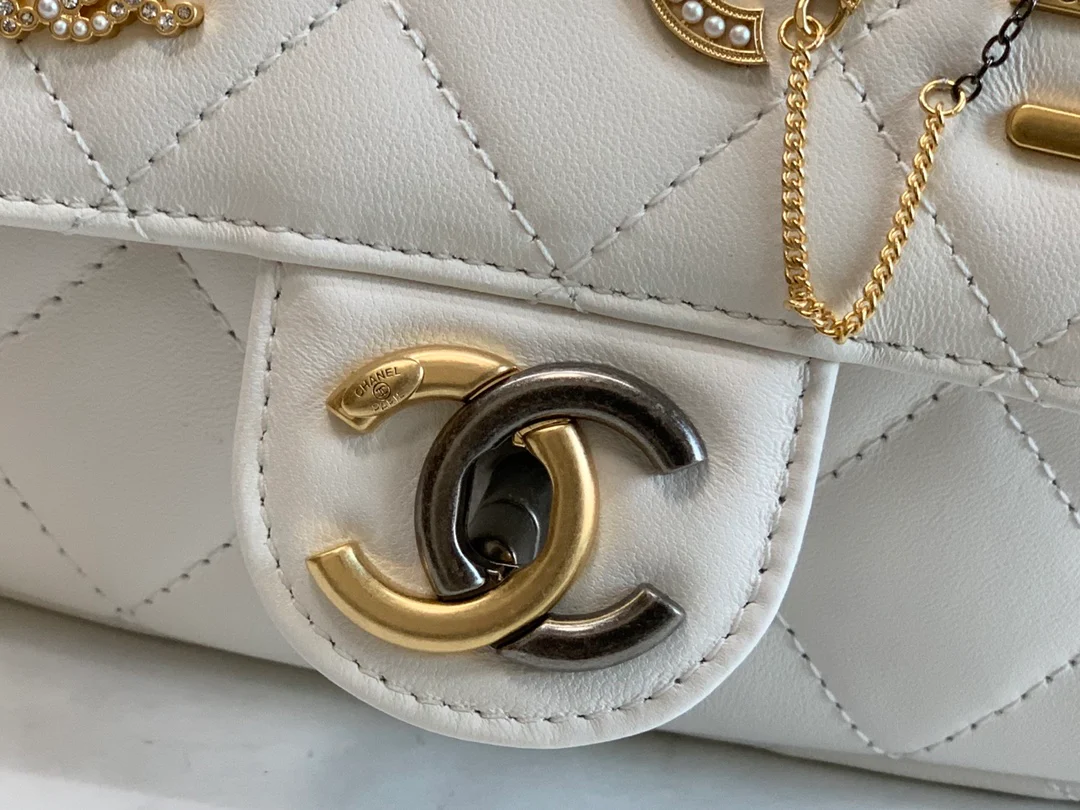 Новинка сезона осень/зима 2022 от Chanel - сумка с клапаном и значком - 18 см