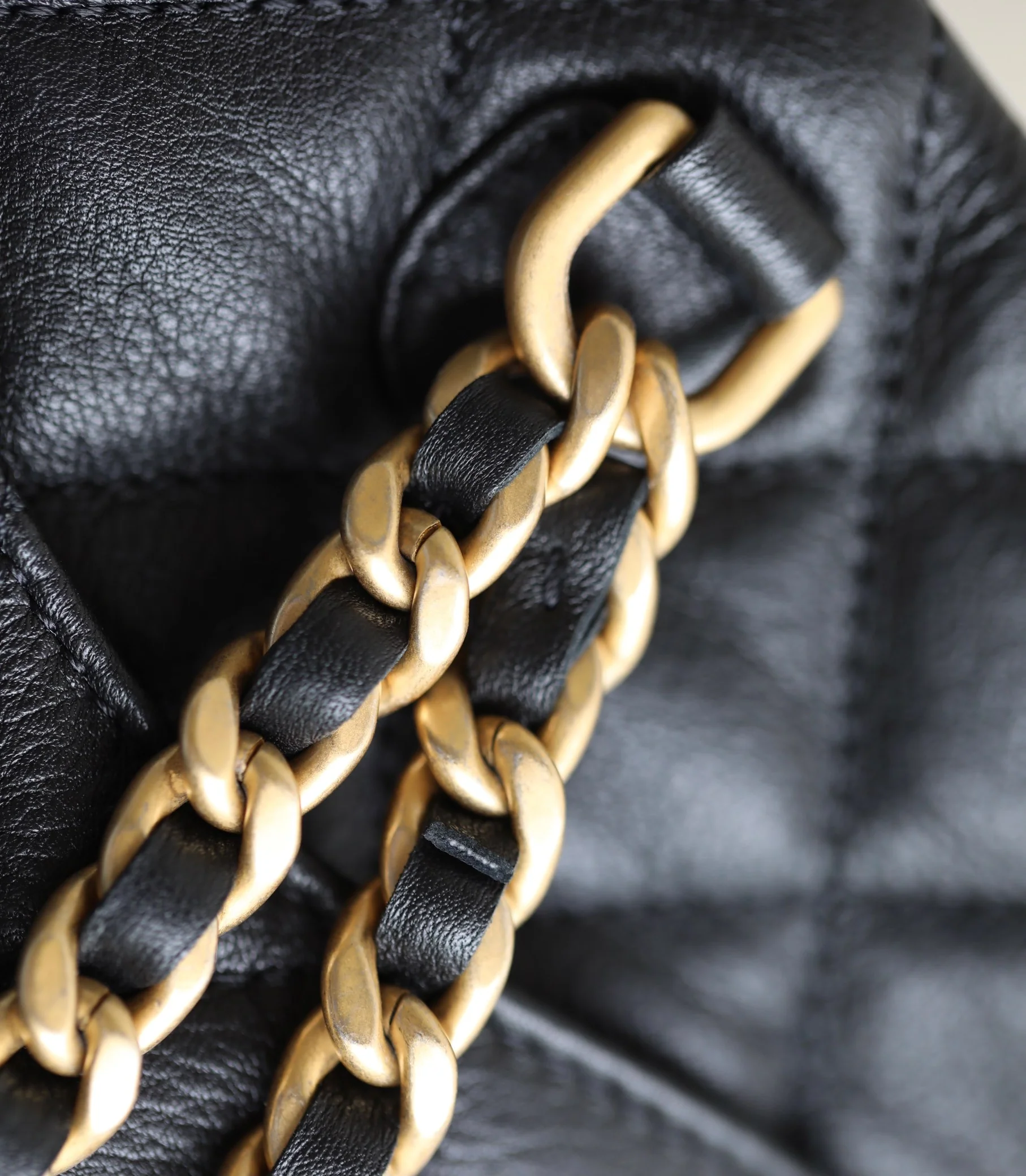 Пре-осенняя коллекция Chanel 2023 — рюкзак Métiers d'Art Letter