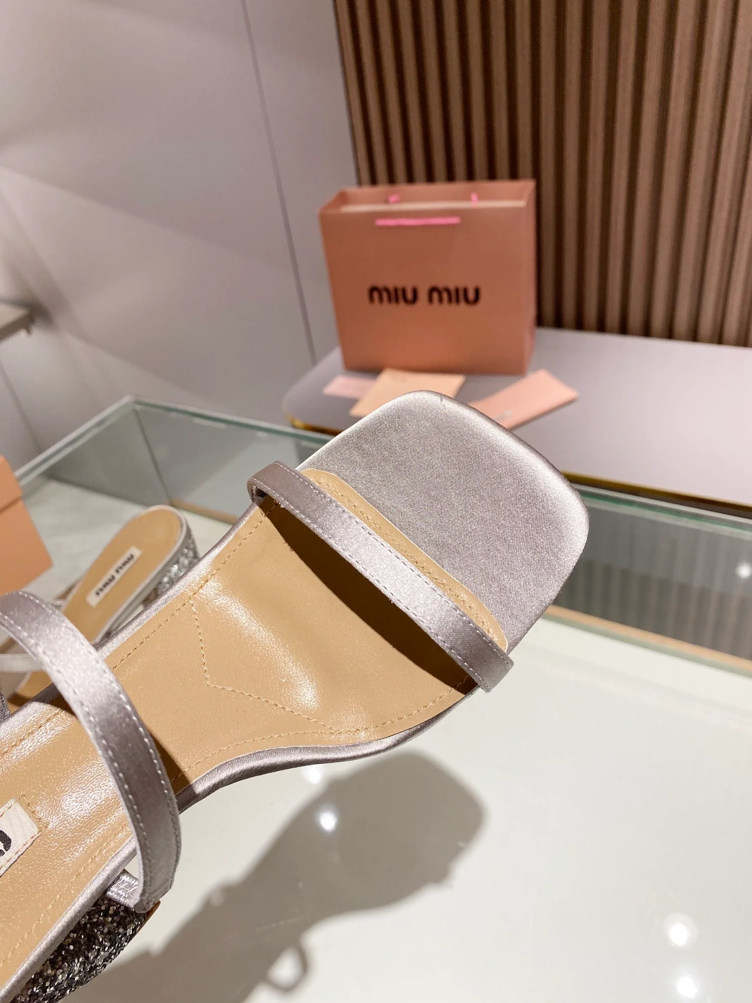 Новинка сезона весна/лето 2023 от Miu Miu - Босоножки на высоком каблуке с ремешками - 8-5 см - Серебристые