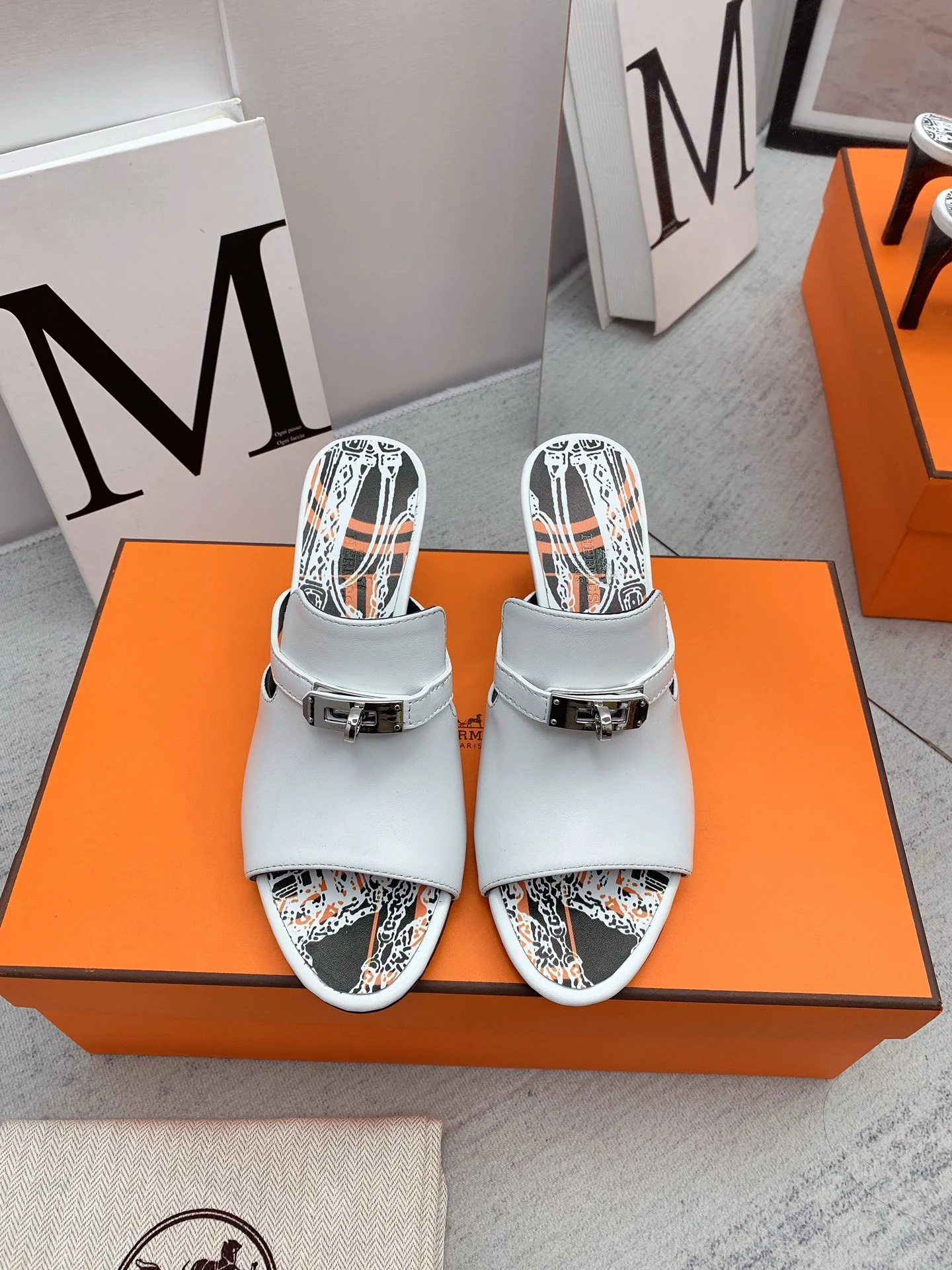 Новинка сезона осень/зима 2022 от Hermes - сандалии на высоком каблуке с открытым носком - 1