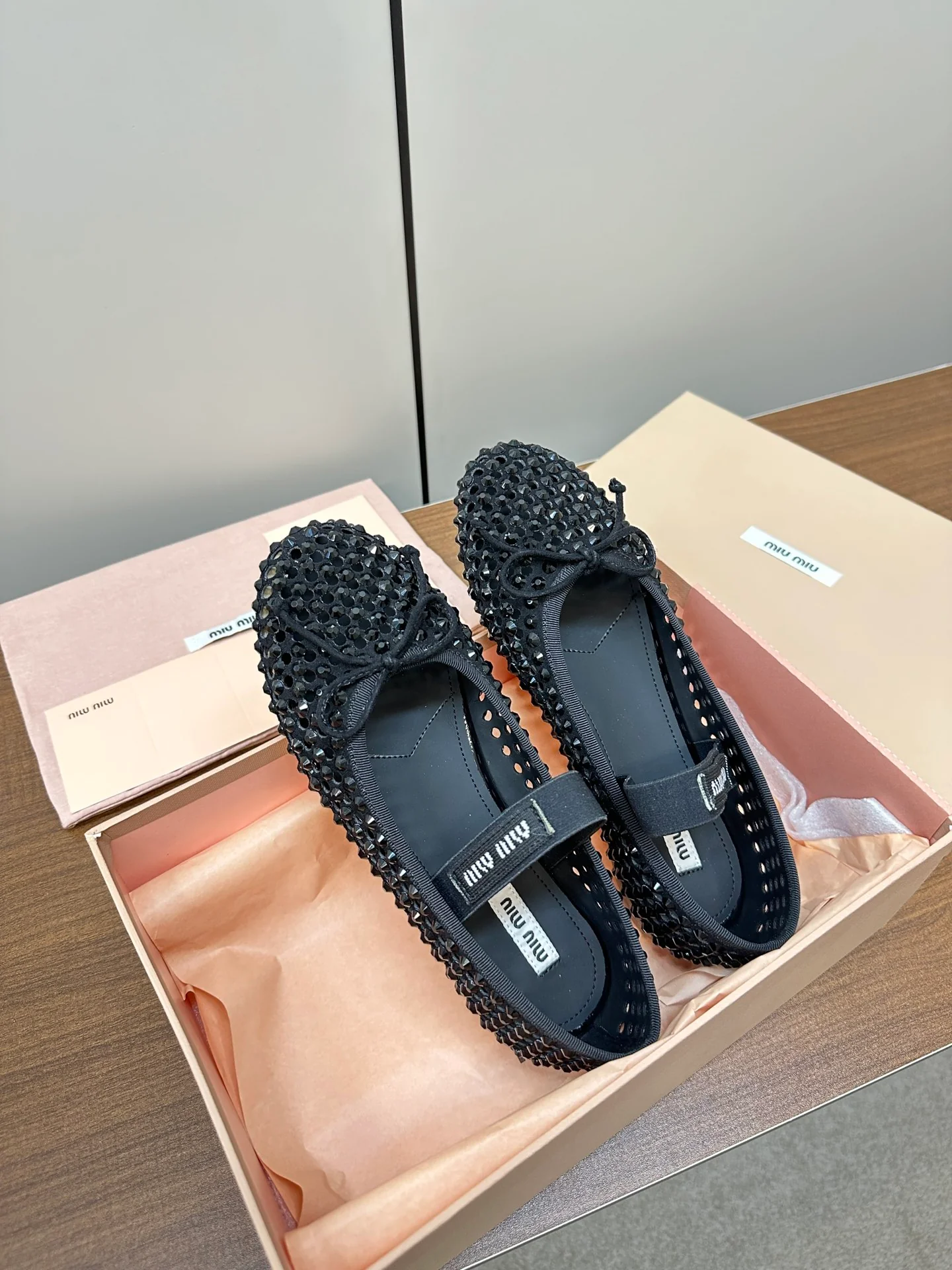 Новые поступления коллекции Miu Miu осень/зима 2023 - Балетки с кристаллами - Балетки - Черные