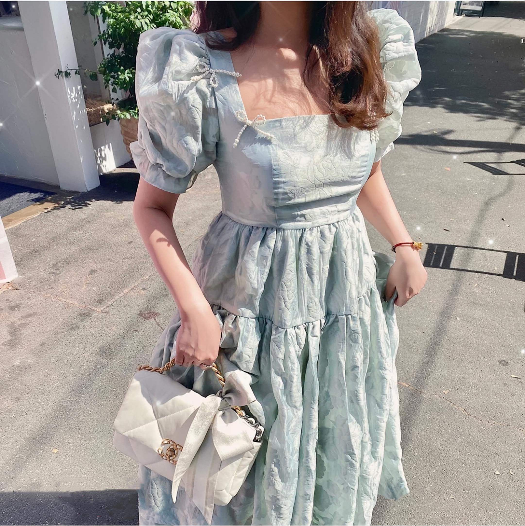 Маленькая сумочка Chanel 19bag - белая.