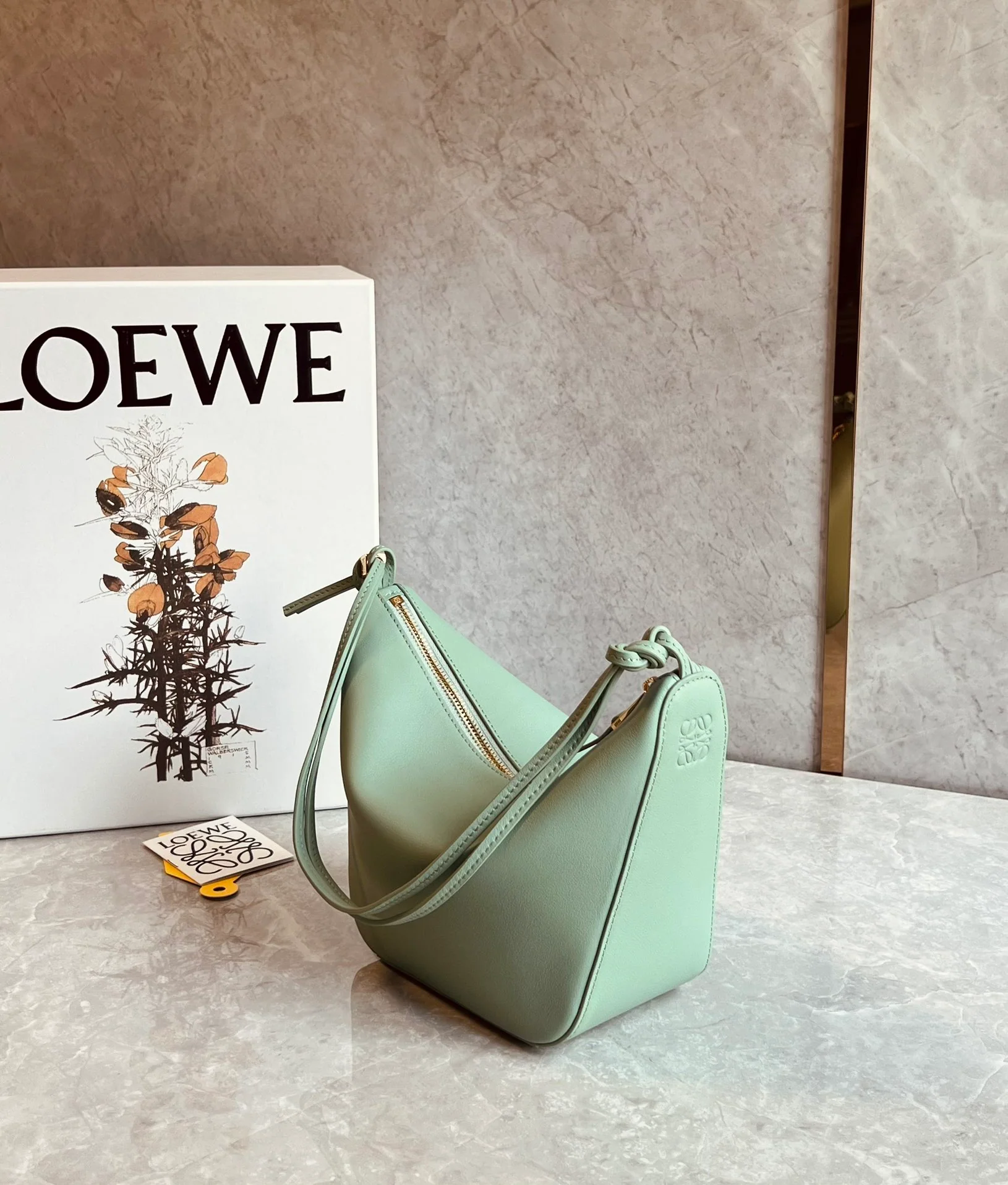 Сумка-хобо Loewe Hammock, светло-зеленая.